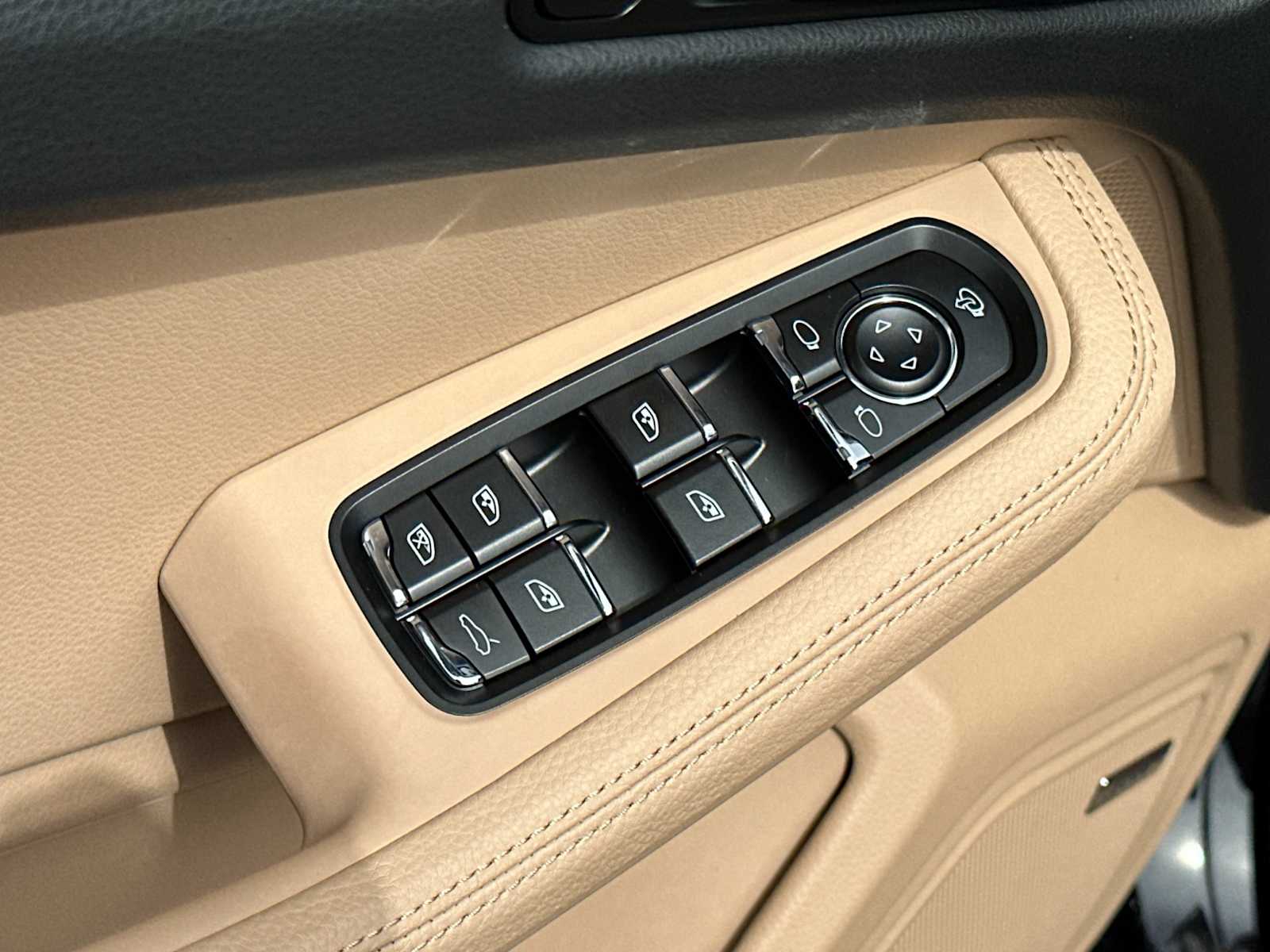 Thumbnail: 2026 Porsche Macan - 13