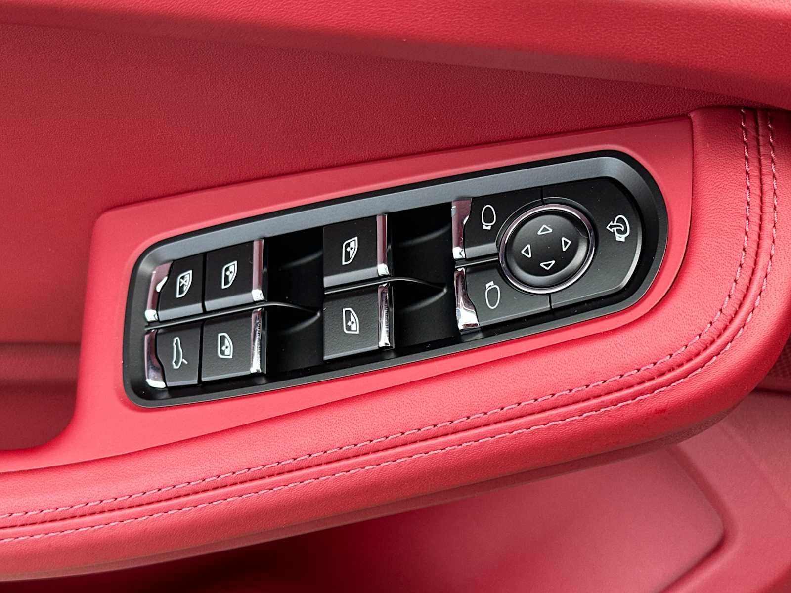 Thumbnail: 2026 Porsche Macan - 13