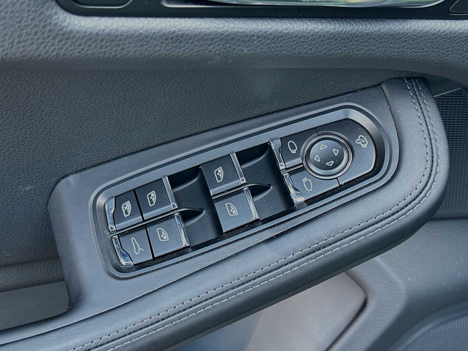 Thumbnail: 2024 Porsche Macan - 13