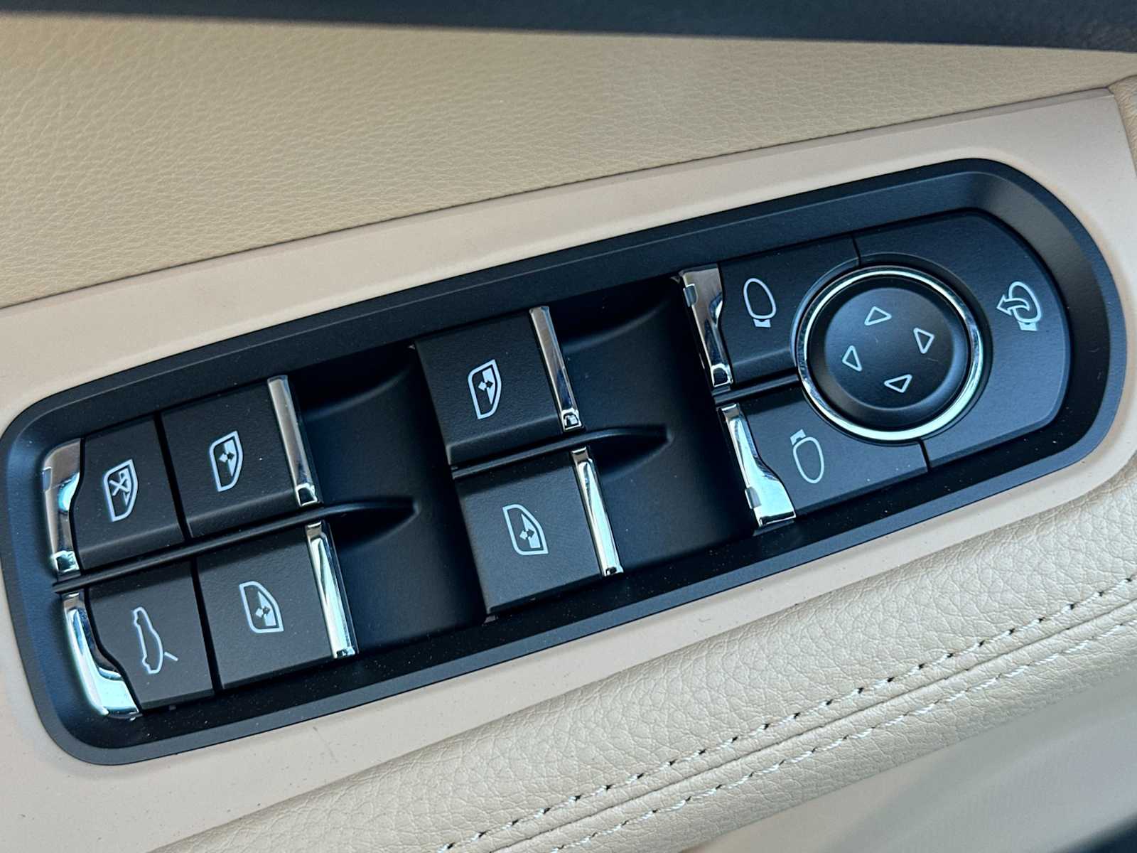 Thumbnail: 2026 Porsche Macan - 13