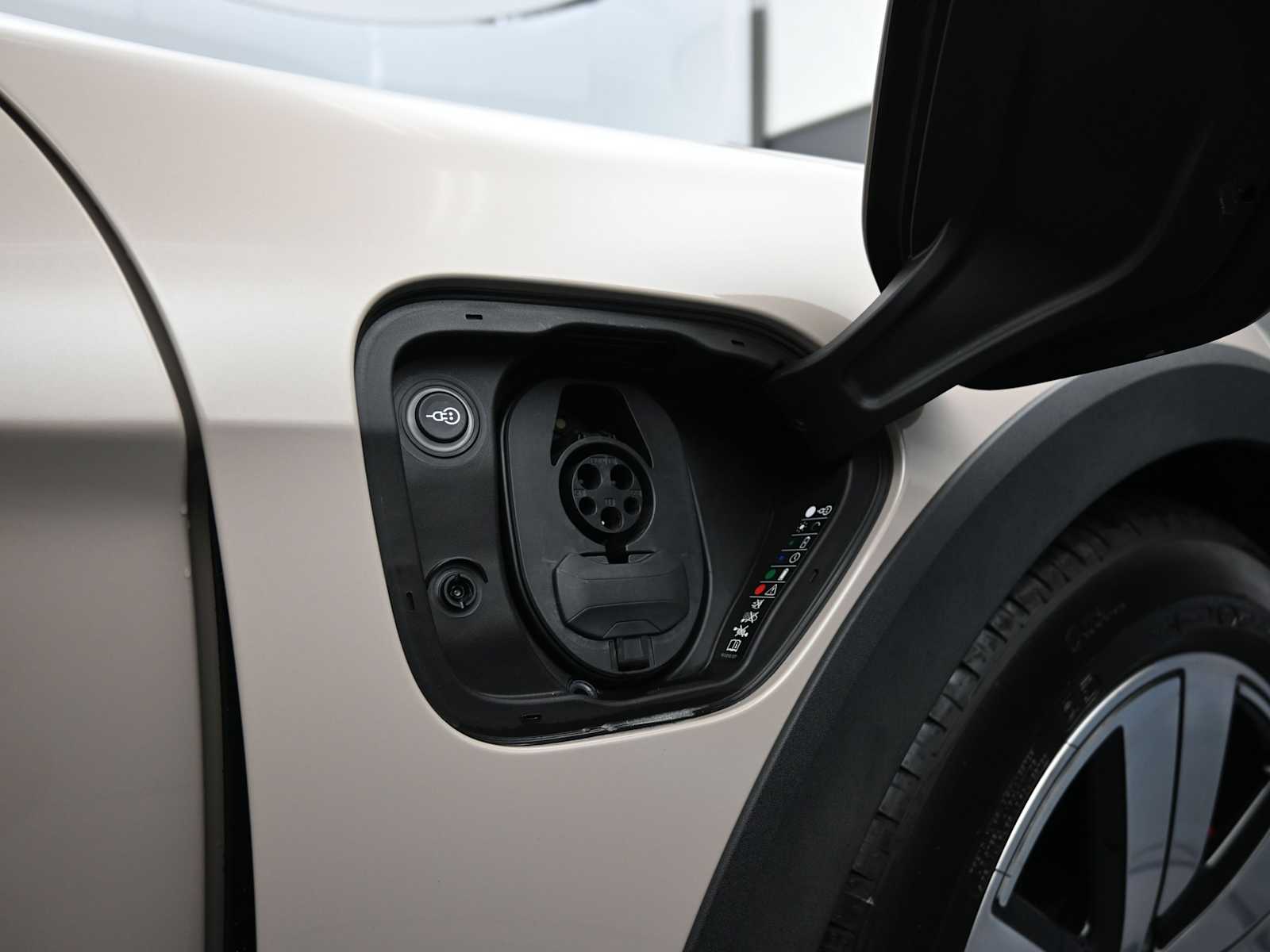 Thumbnail: 2023 Porsche Taycan - 28