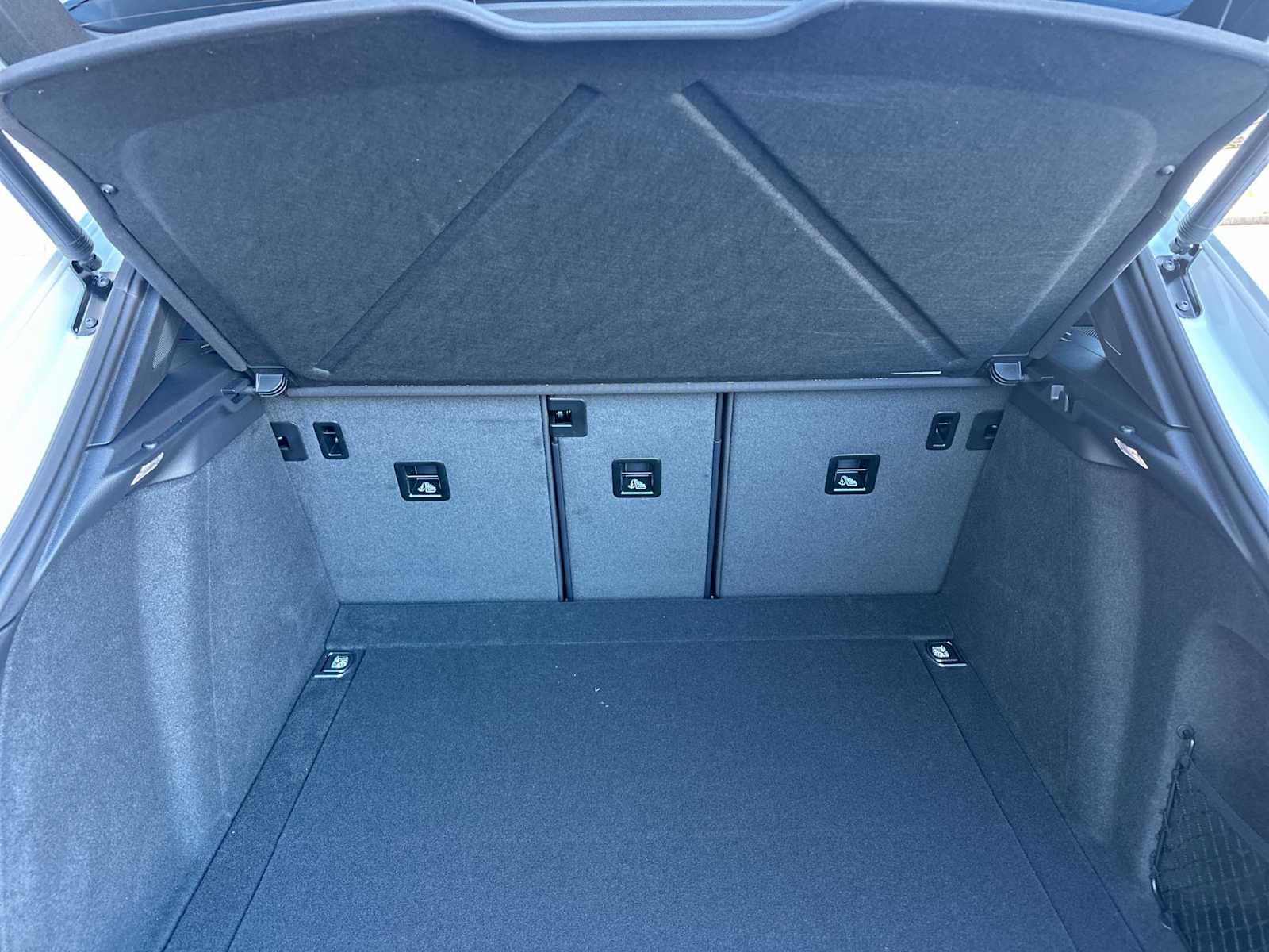 Thumbnail: 2026 Porsche Macan - 16