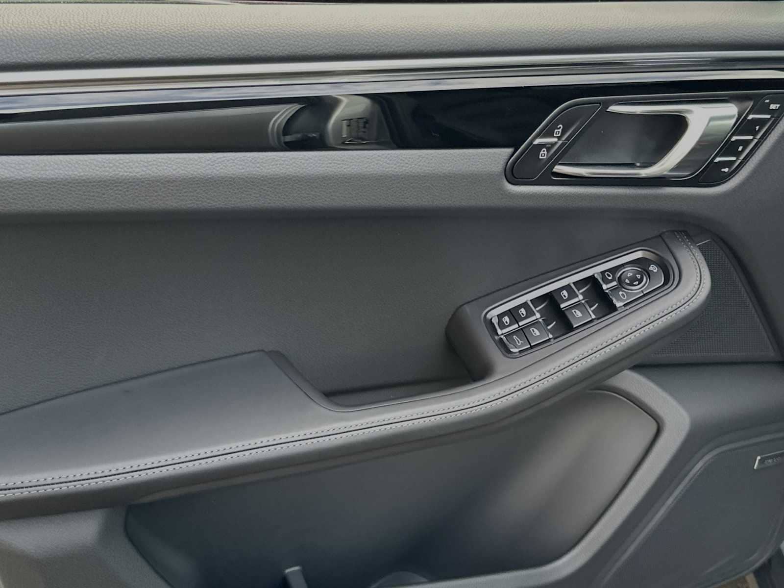 Thumbnail: 2025 Porsche Macan - 12