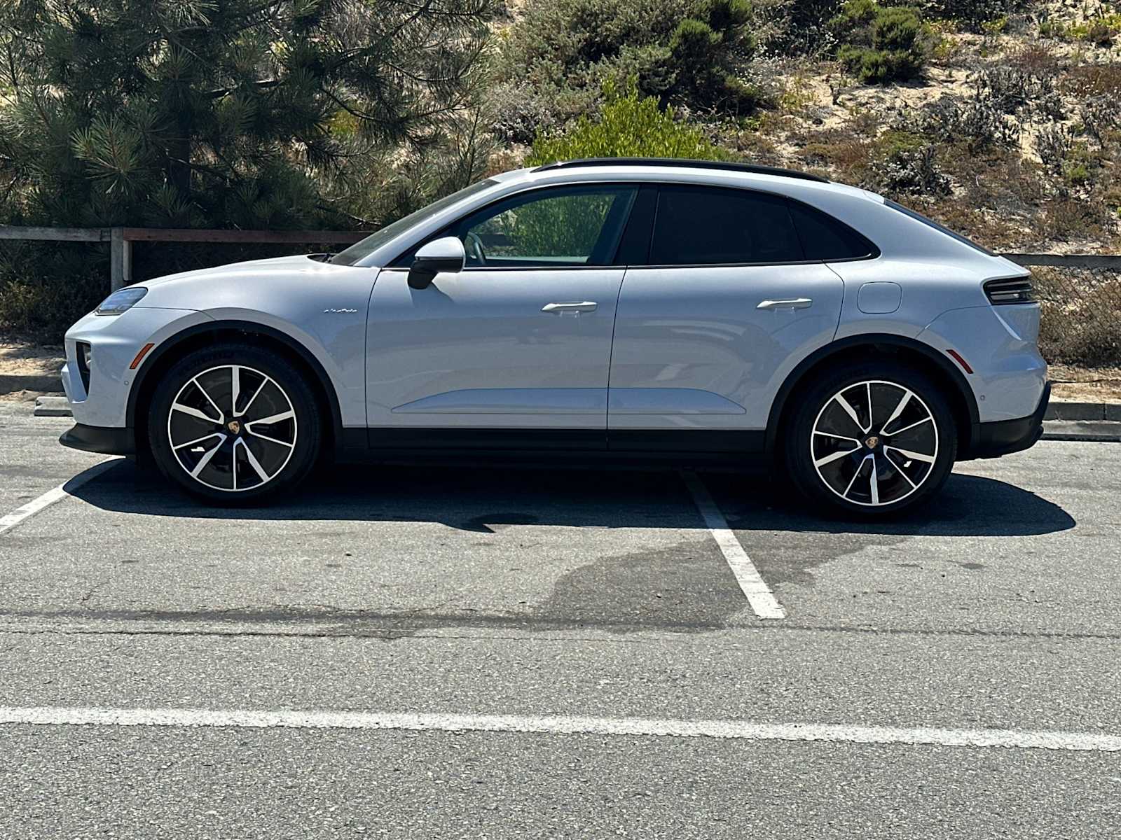 2025 Porsche Macan Electric photo 2