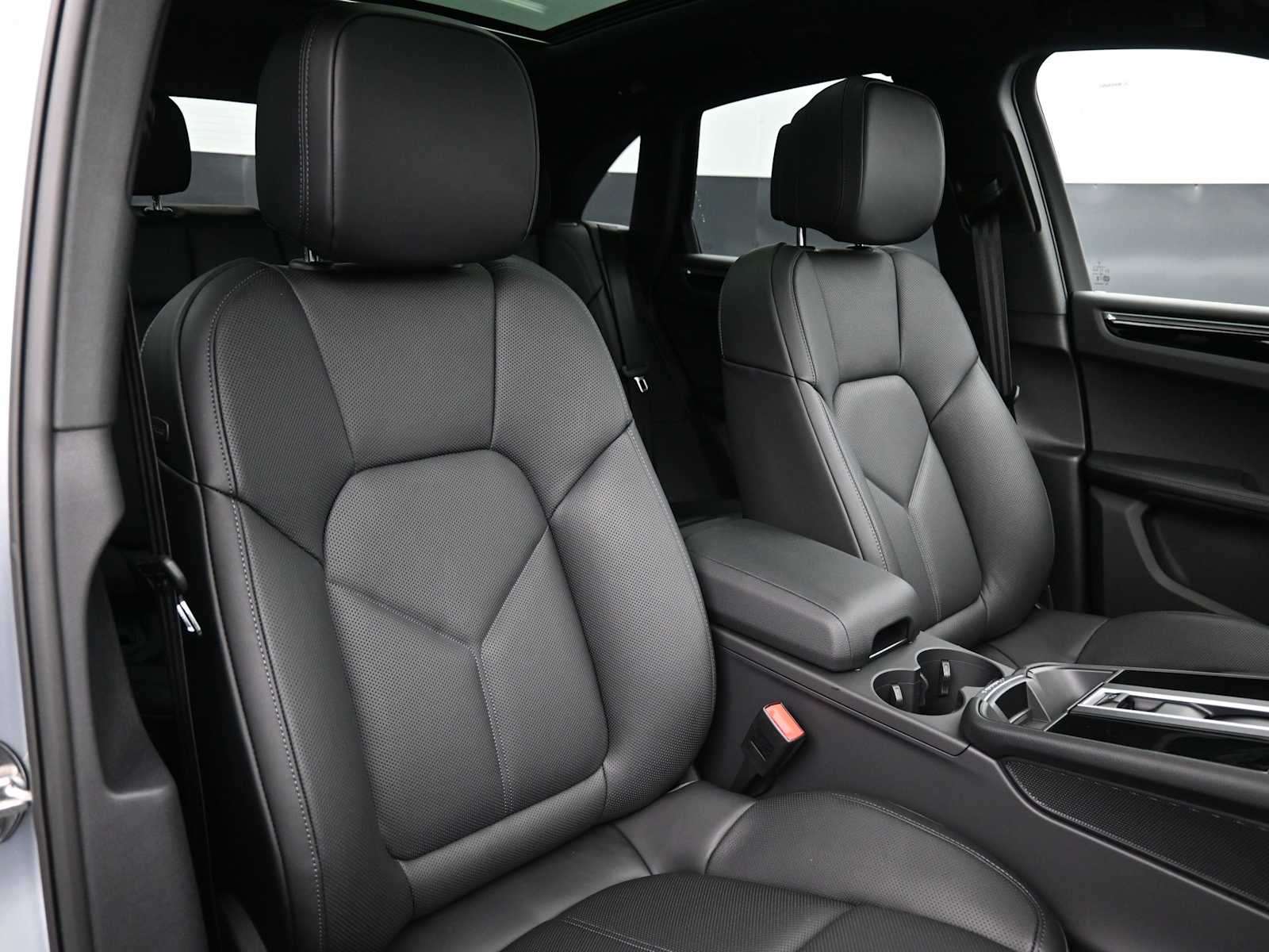 Thumbnail: 2026 Porsche Macan - 25