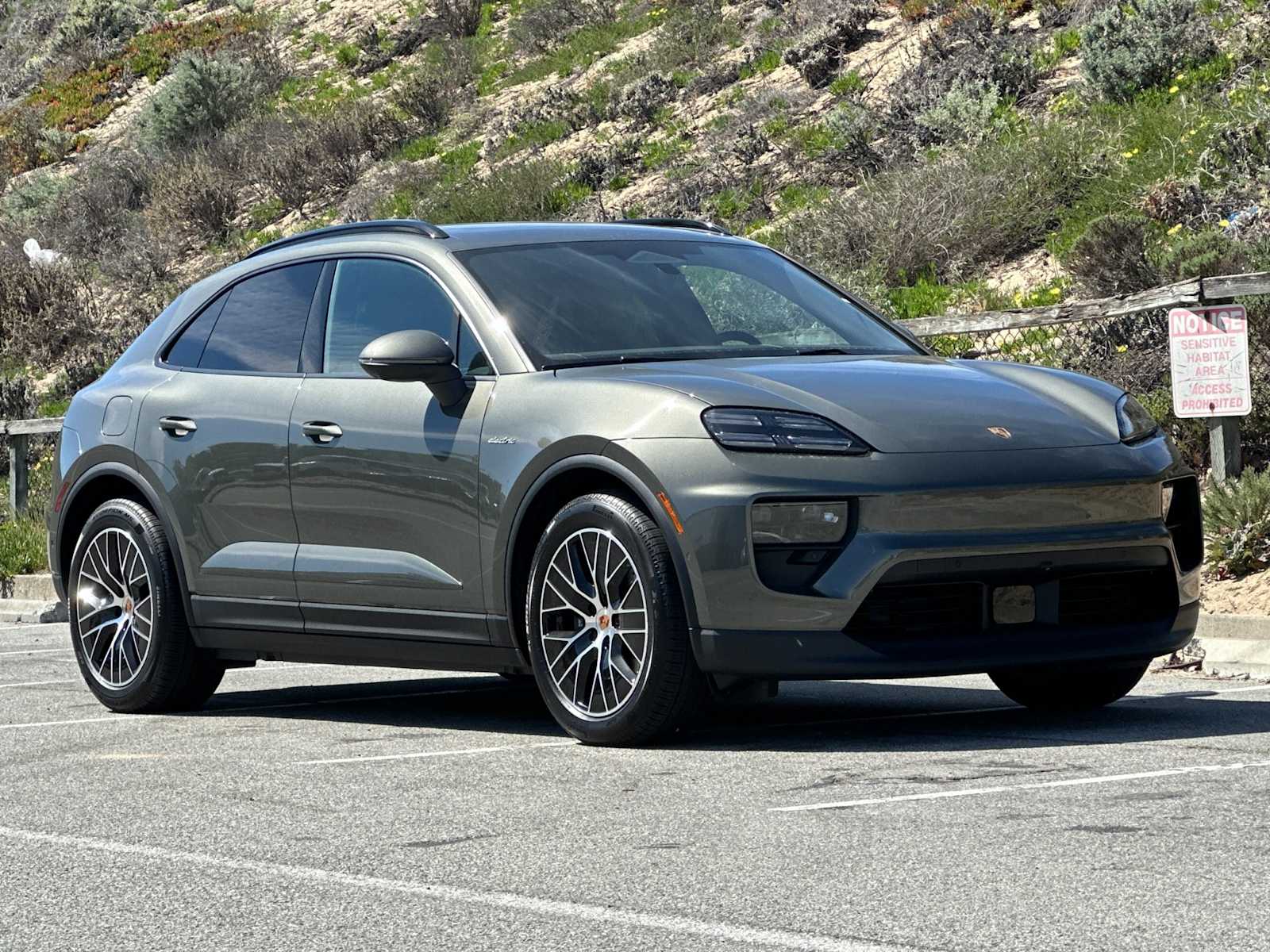 Thumbnail: 2026 Porsche Macan - 10