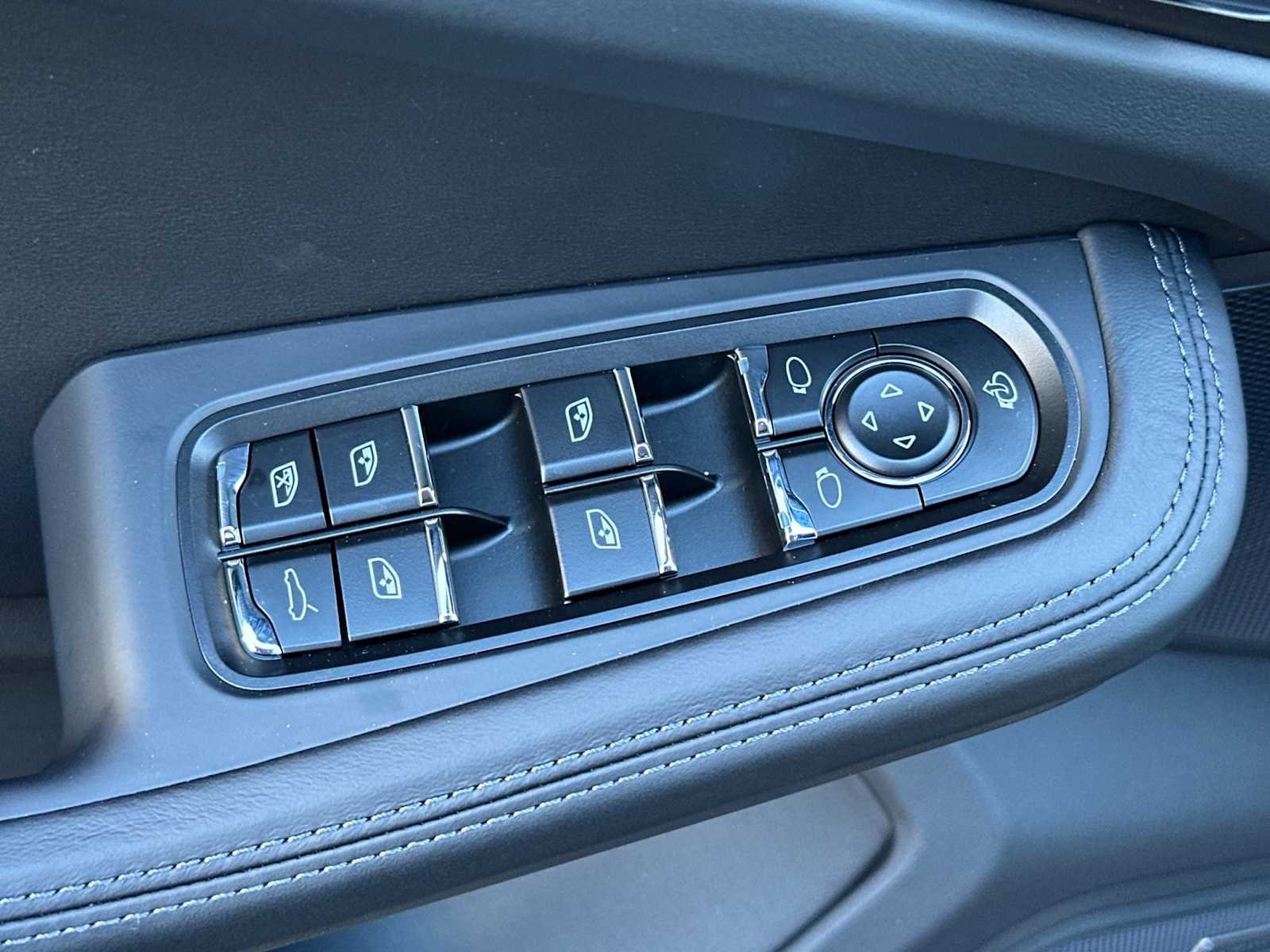 Thumbnail: 2026 Porsche Macan - 13