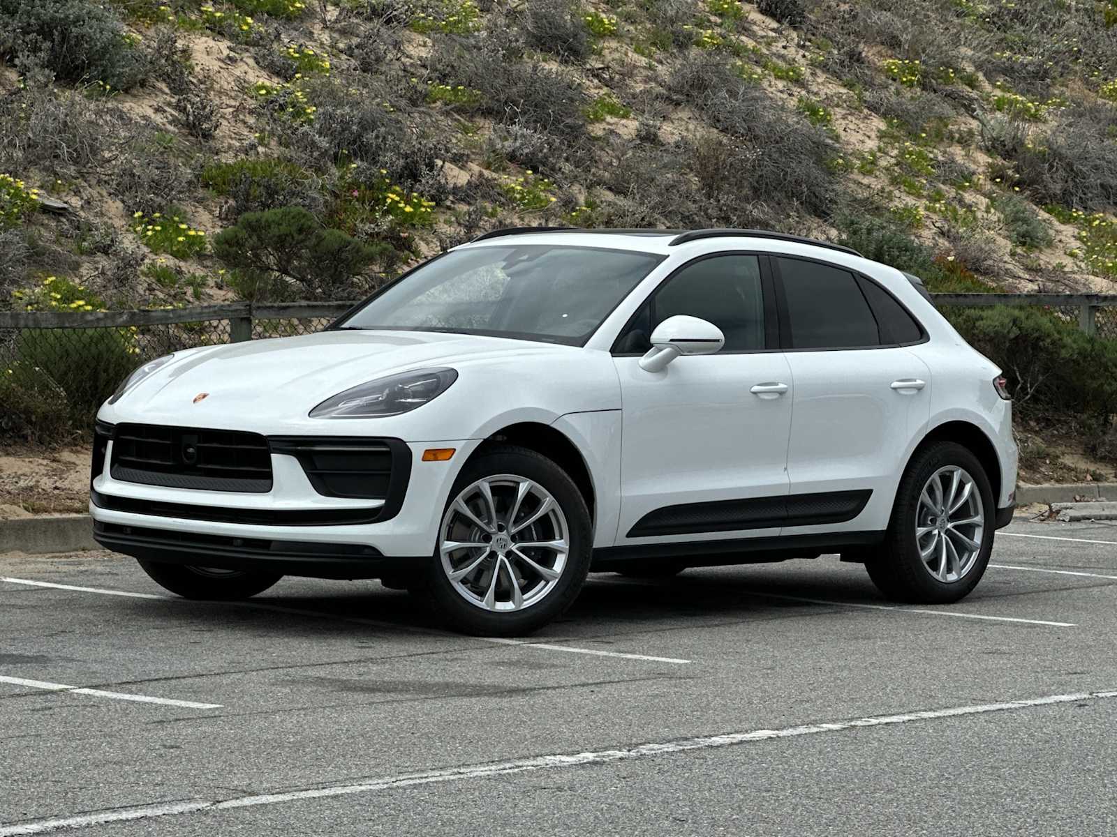 Thumbnail: 2025 Porsche Macan - 1