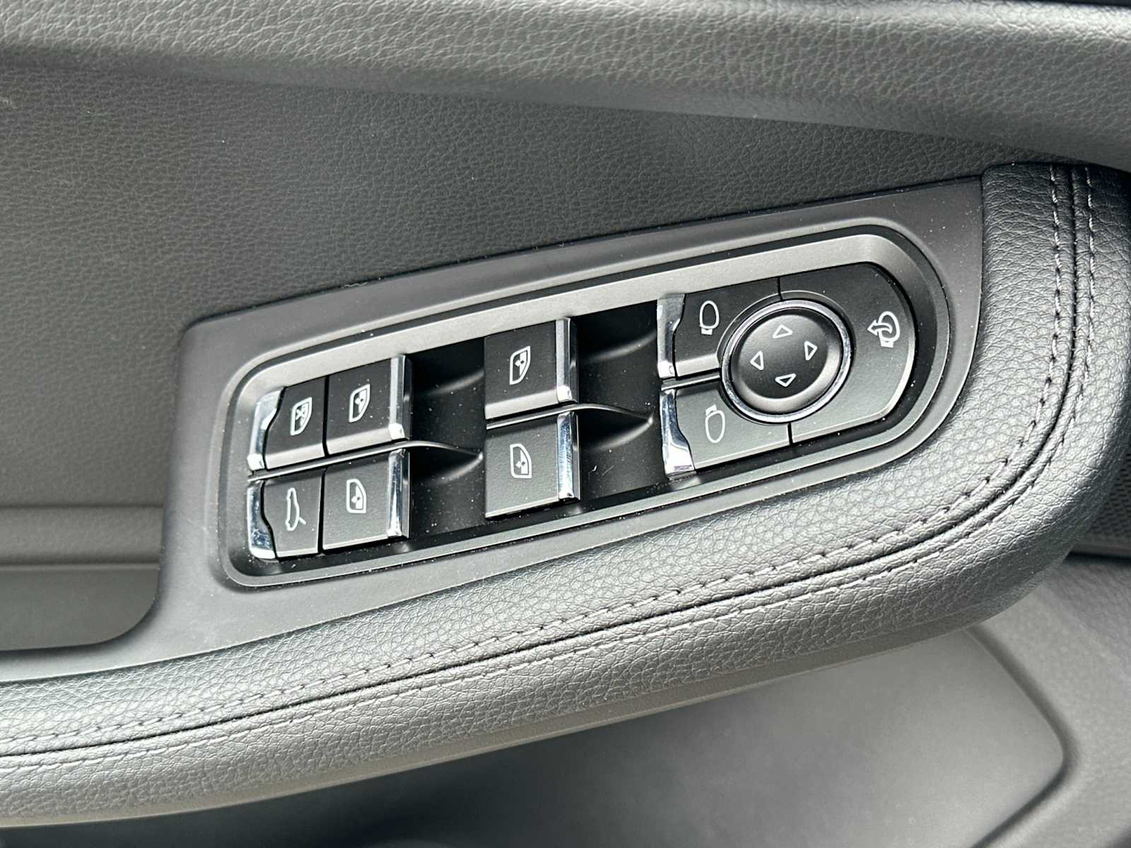 Thumbnail: 2025 Porsche Macan - 13