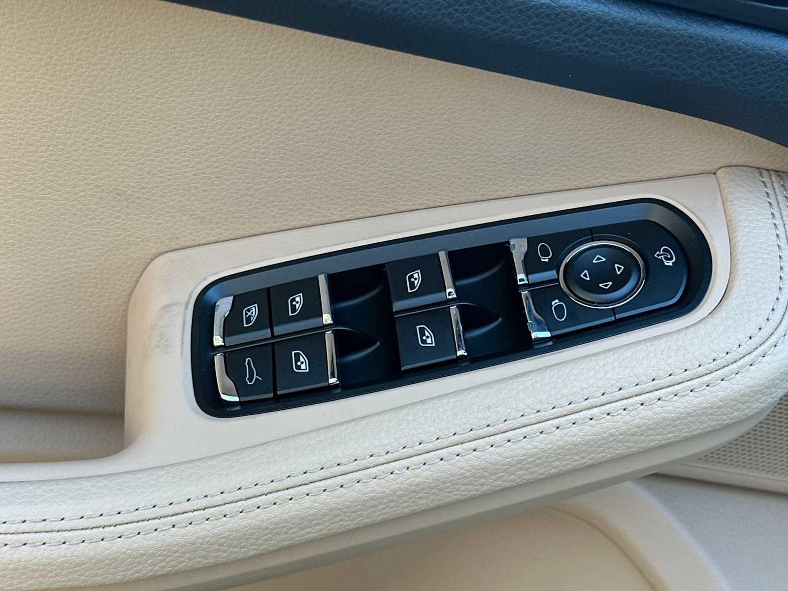 Thumbnail: 2026 Porsche Macan - 13