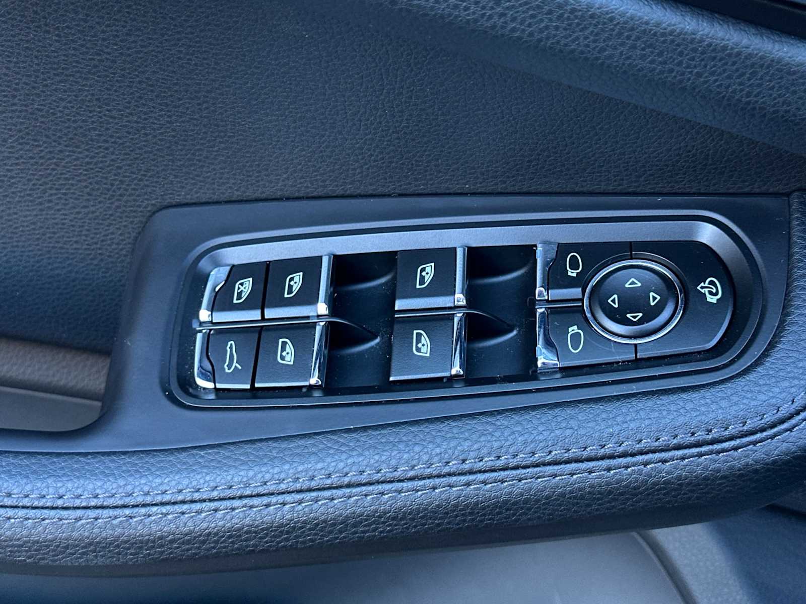 Thumbnail: 2024 Porsche Macan - 13