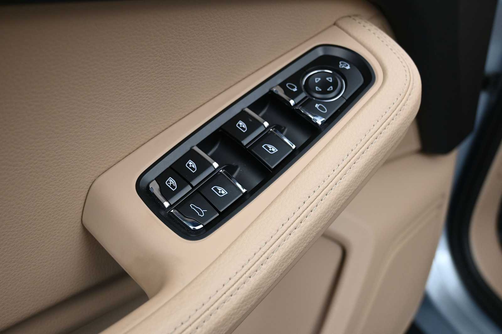2025 Porsche Macan Base - Photo 8