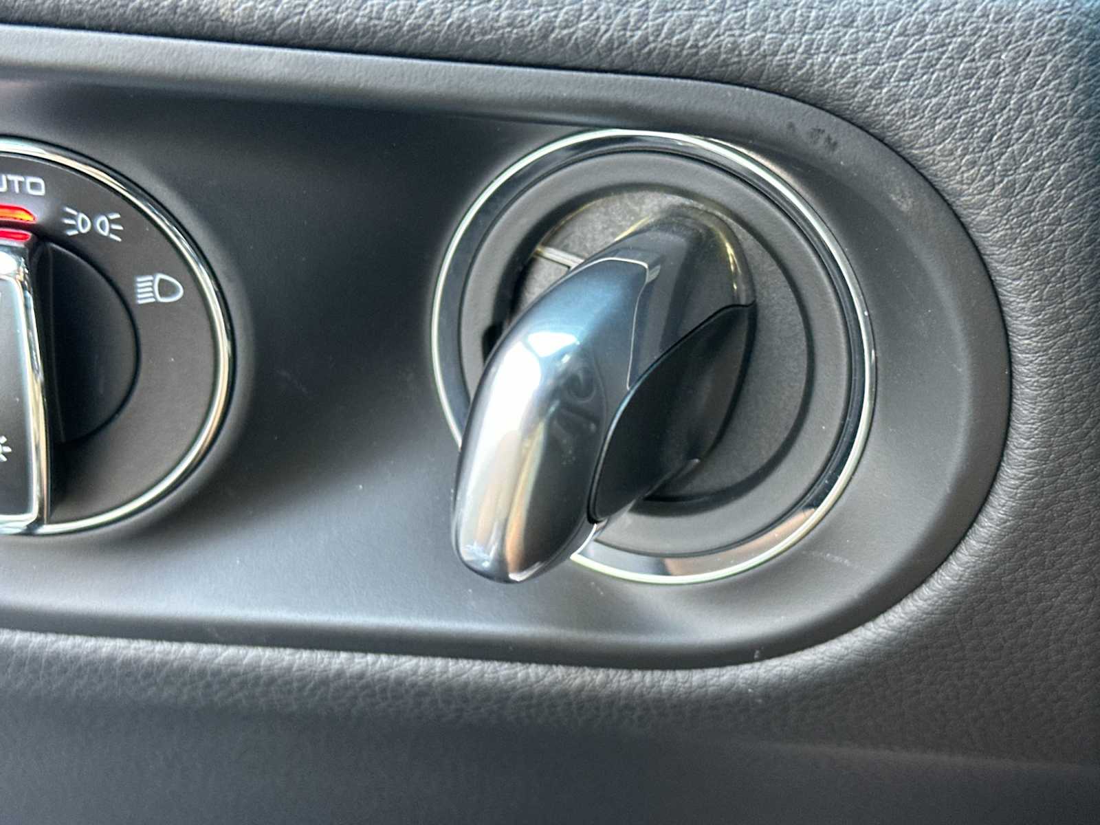 Thumbnail: 2025 Porsche Macan - 24