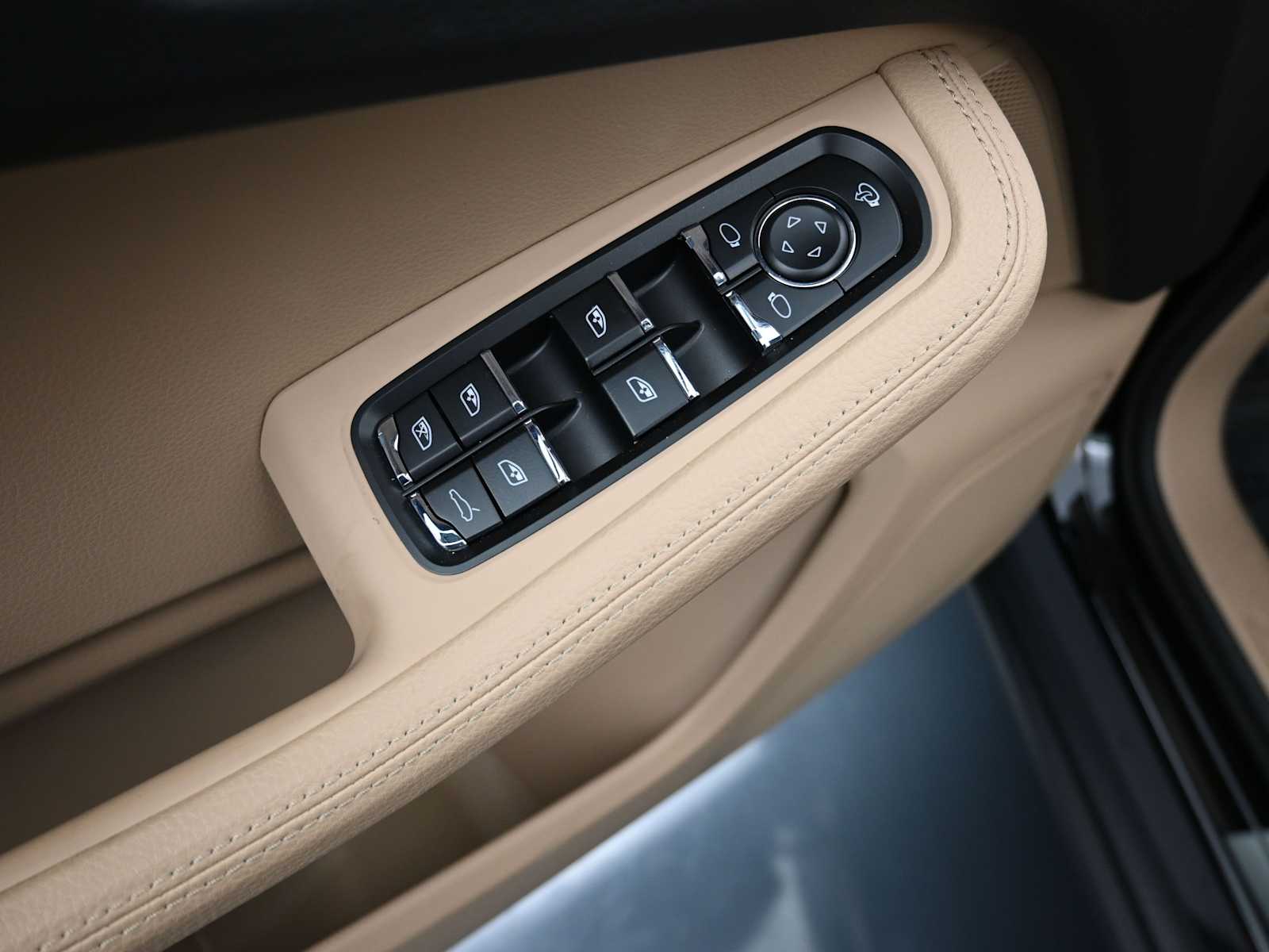 Thumbnail: 2025 Porsche Macan - 6