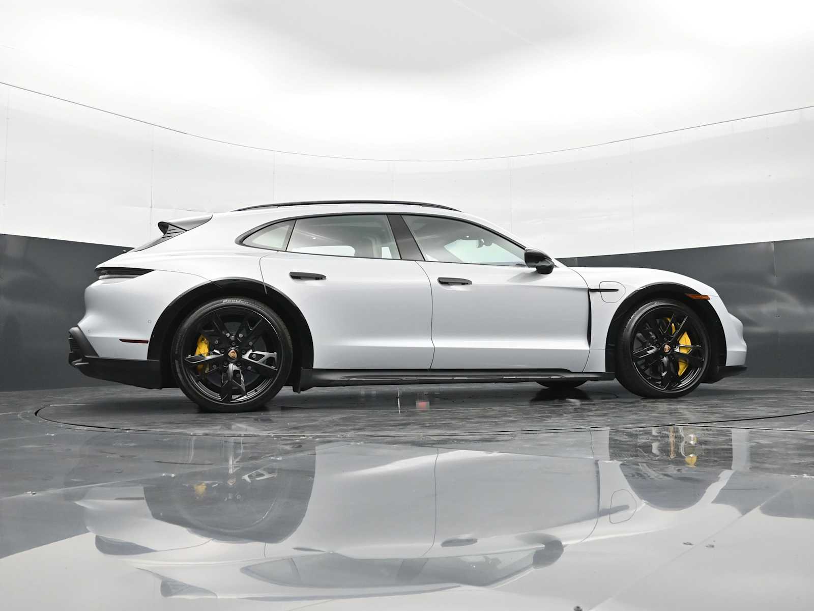 Thumbnail: 2023 Porsche Taycan - 46