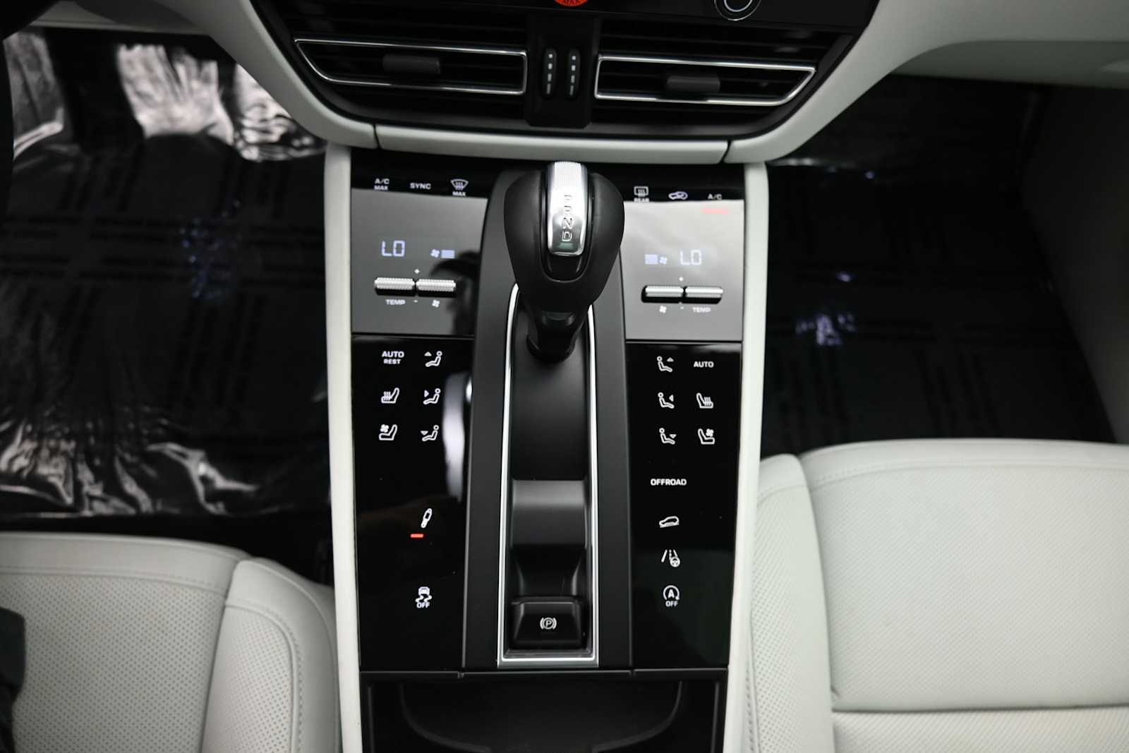 Thumbnail: 2026 Porsche Macan - 15