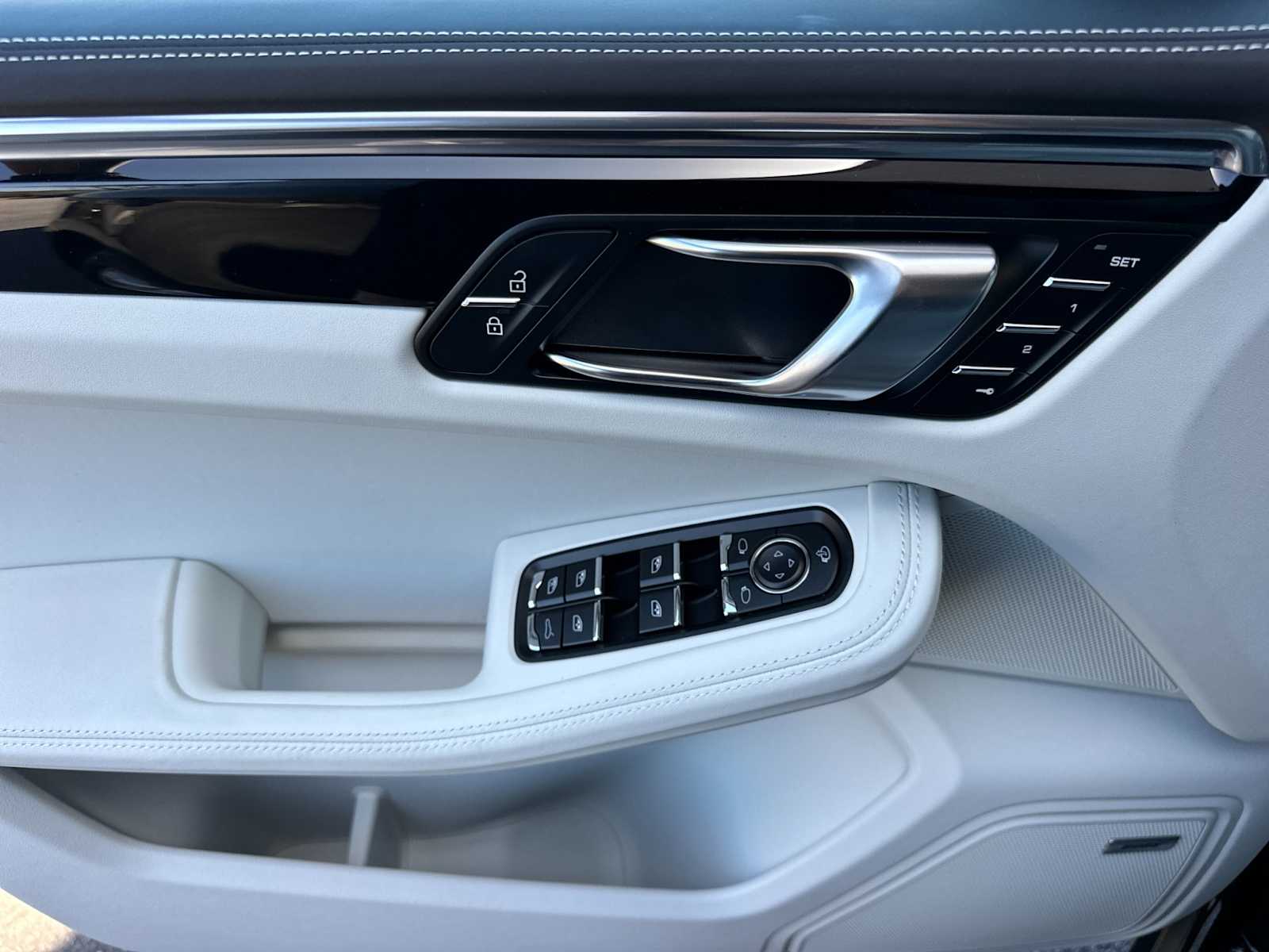 Thumbnail: 2025 Porsche Macan - 12