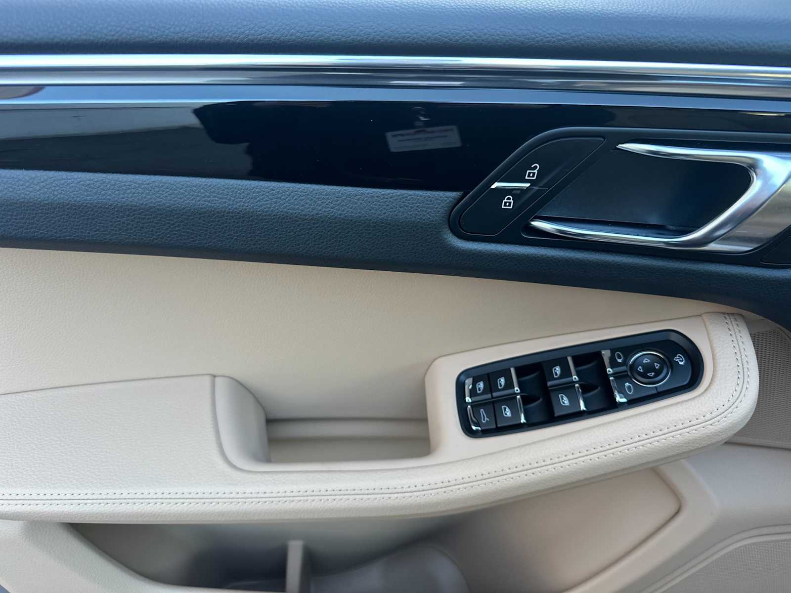 Thumbnail: 2026 Porsche Macan - 12