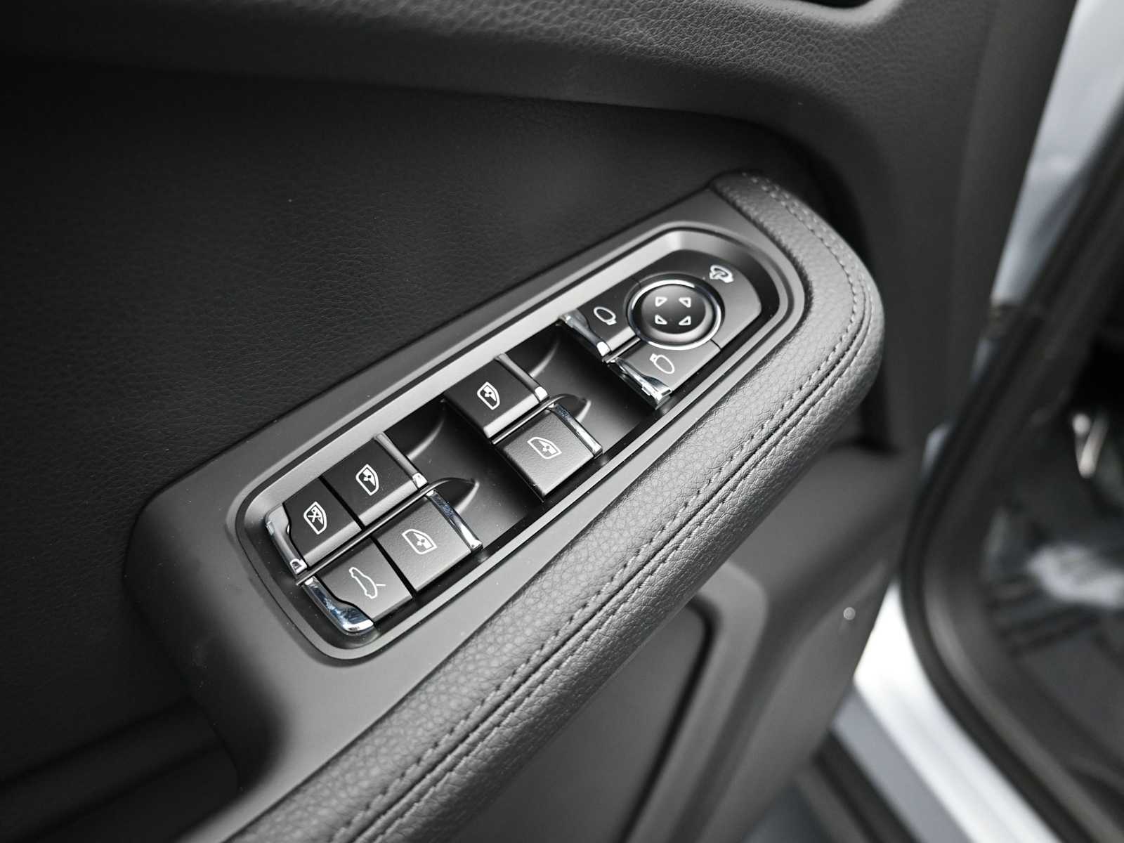 Thumbnail: 2026 Porsche Macan - 6