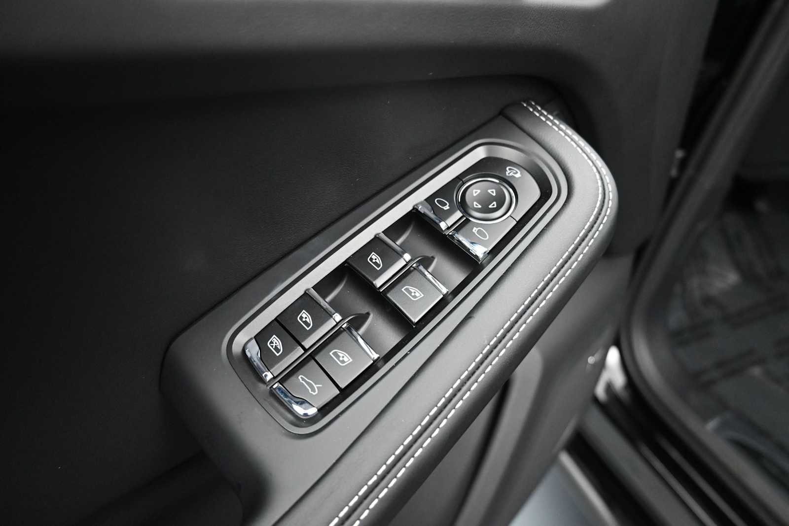 Thumbnail: 2026 Porsche Macan - 8