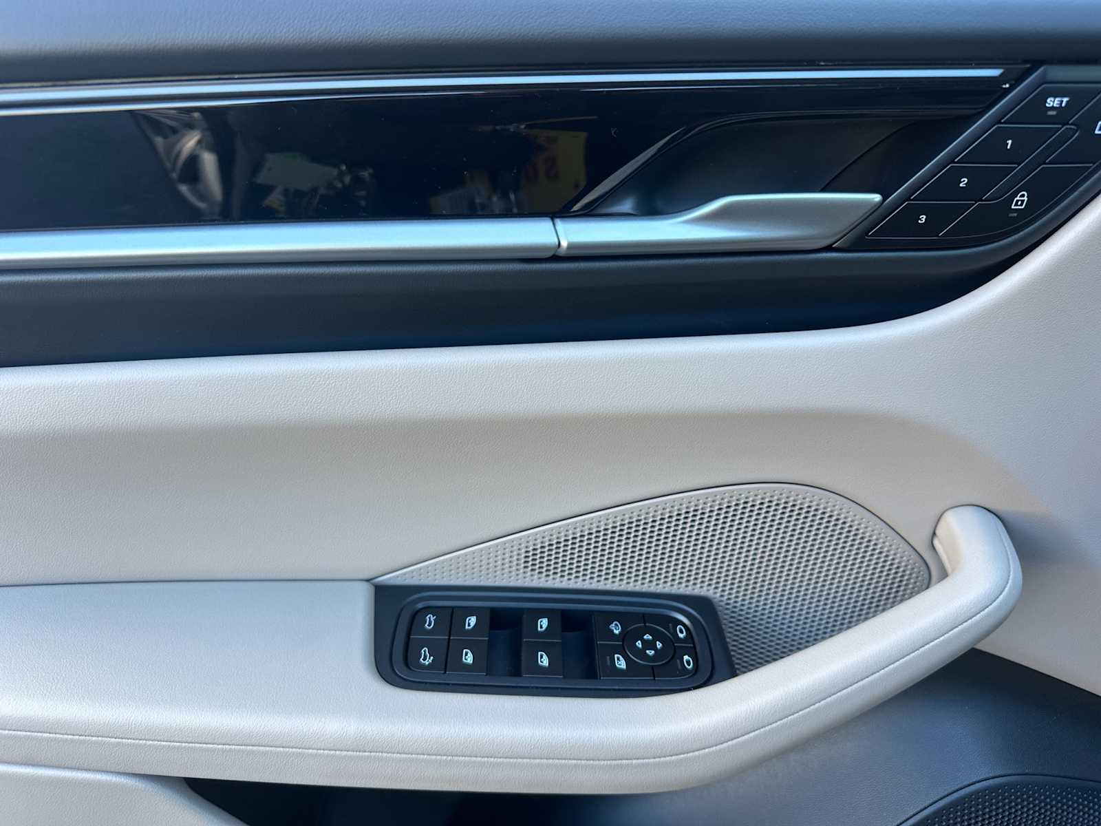 Thumbnail: 2025 Porsche Macan - 12