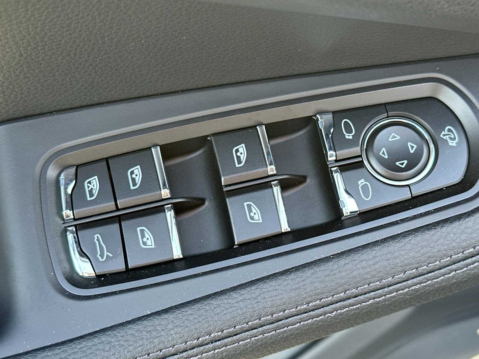 Thumbnail: 2026 Porsche Macan - 13