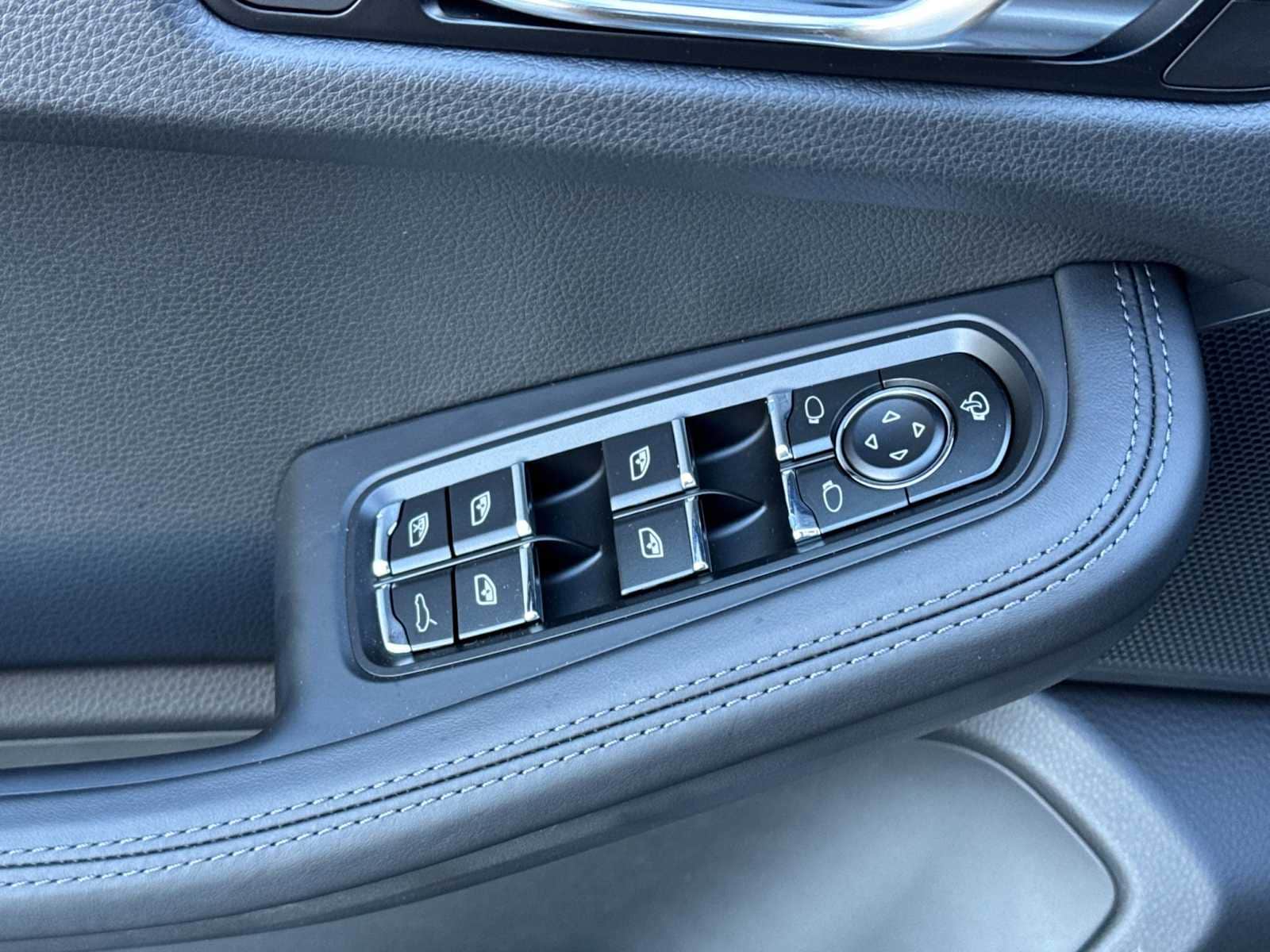 Thumbnail: 2026 Porsche Macan - 13