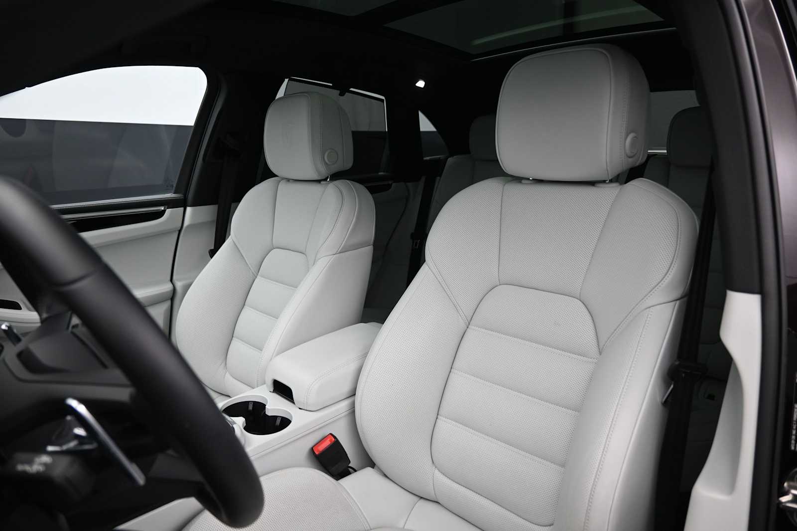Thumbnail: 2026 Porsche Macan - 5