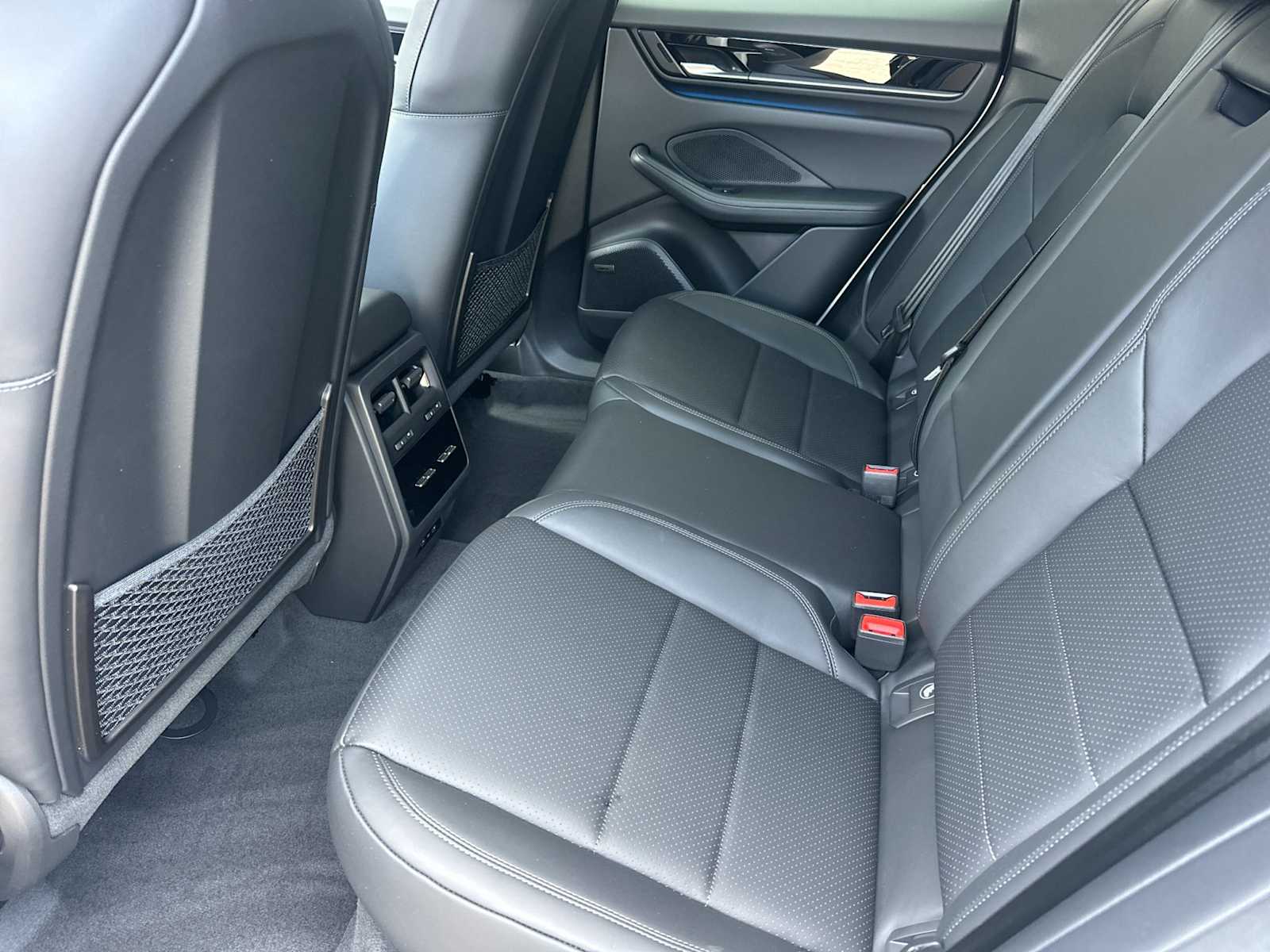 Thumbnail: 2025 Porsche Macan - 14