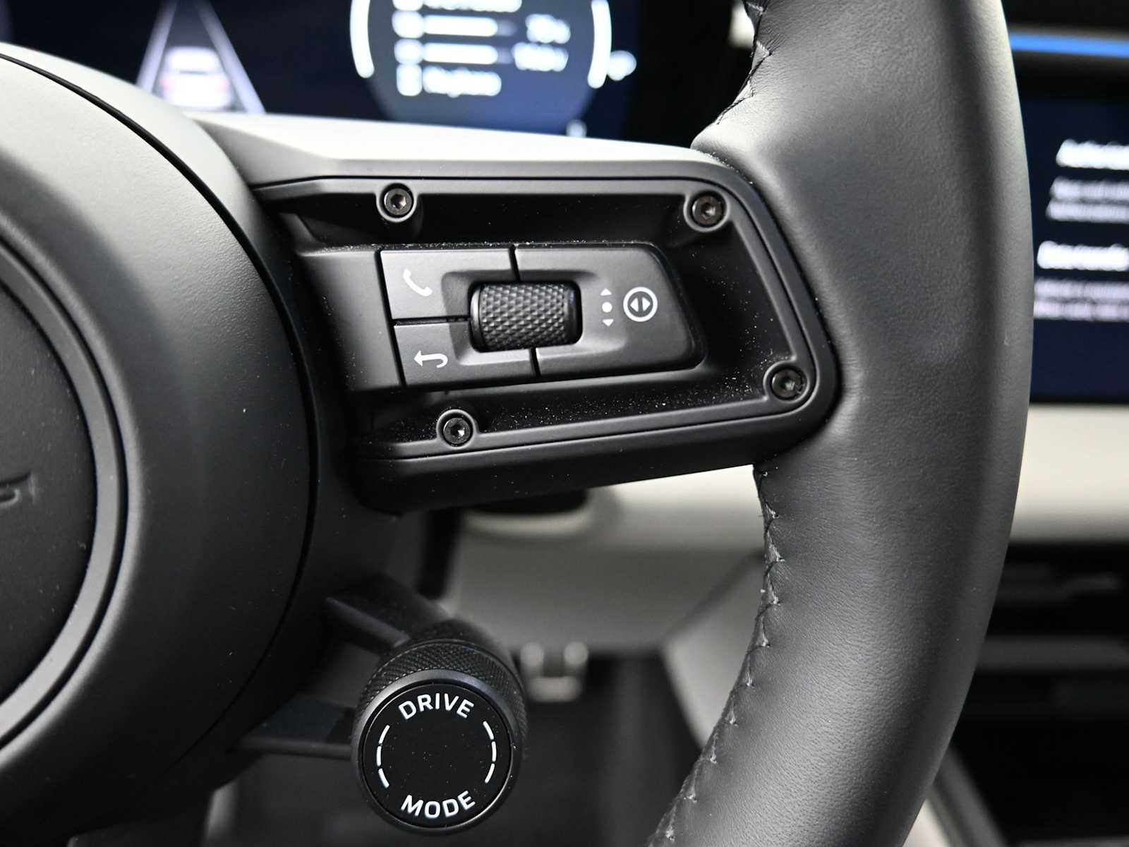 Thumbnail: 2025 Porsche Macan - 10