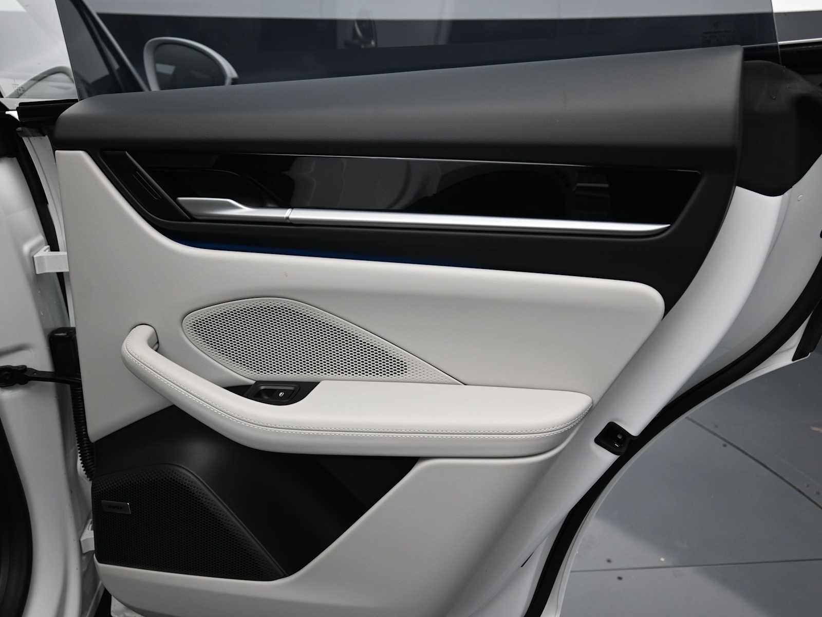 Thumbnail: 2025 Porsche Macan - 23