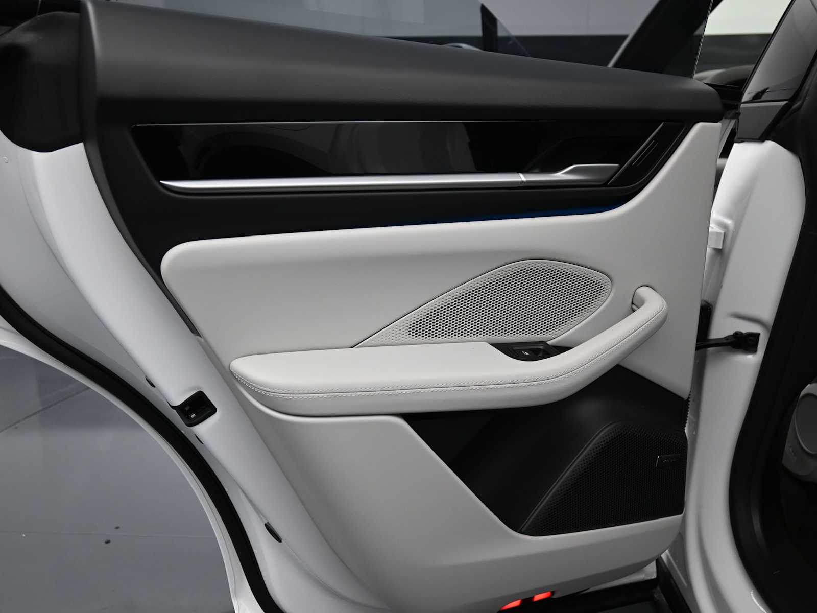 Thumbnail: 2025 Porsche Macan - 20