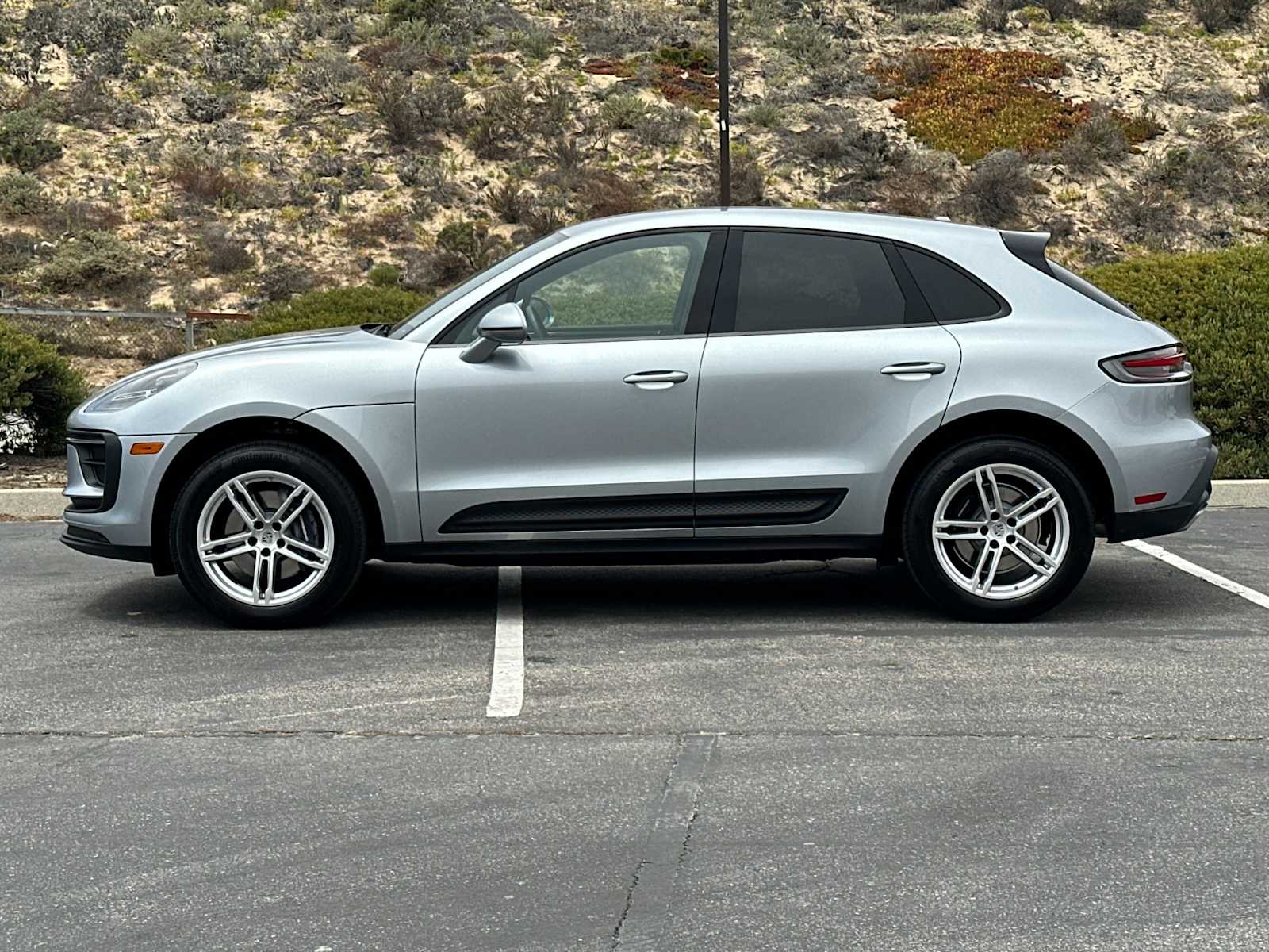 2025 Porsche Macan T photo 2
