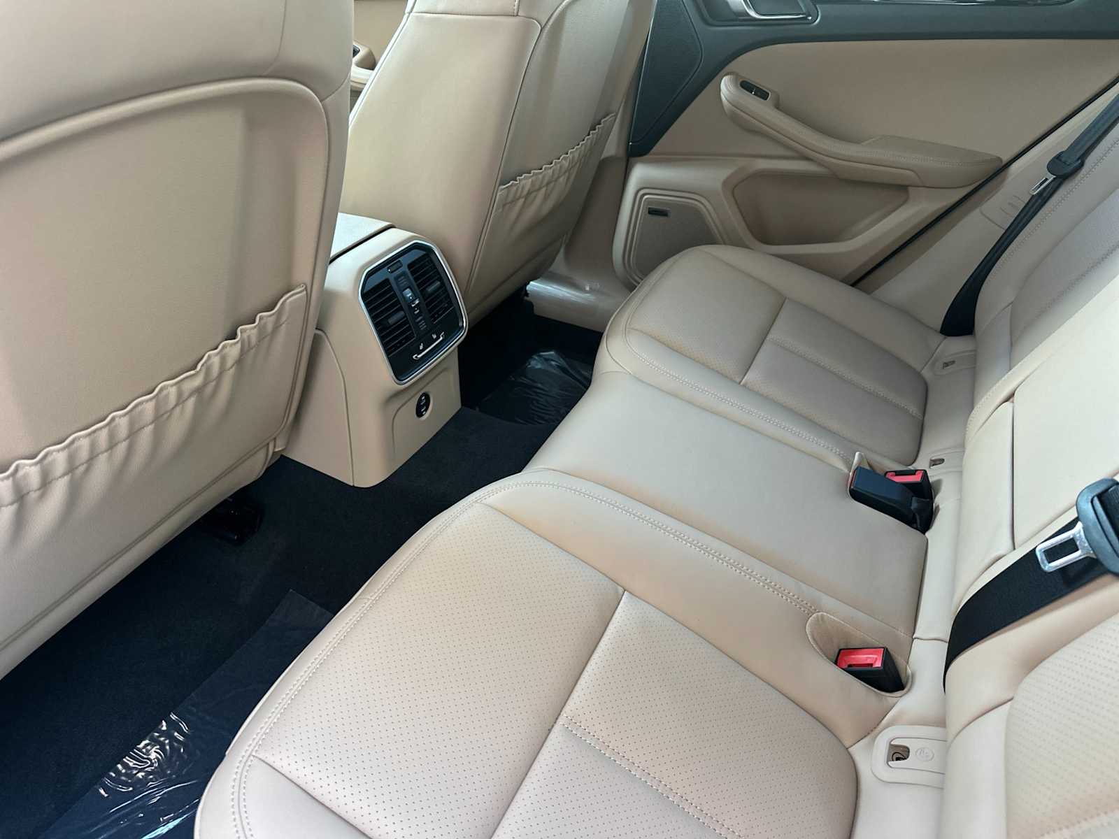 Thumbnail: 2026 Porsche Macan - 14