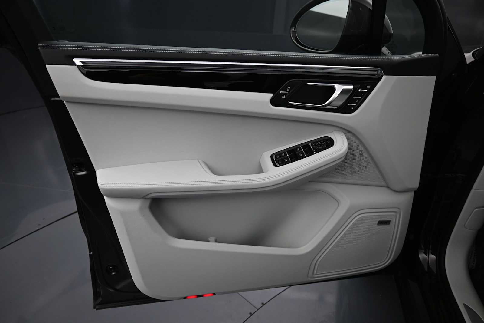 Thumbnail: 2026 Porsche Macan - 7