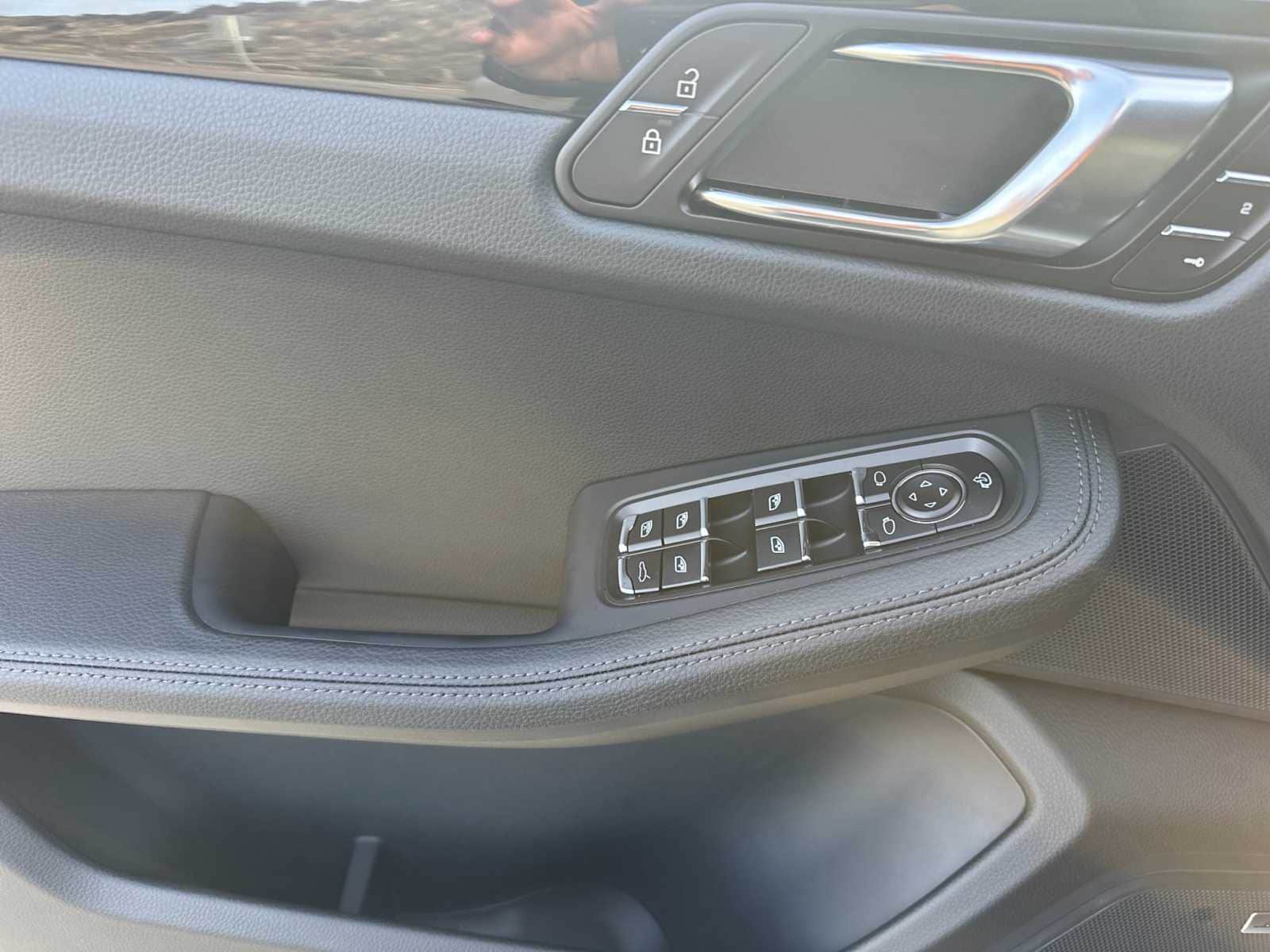 Thumbnail: 2026 Porsche Macan - 12