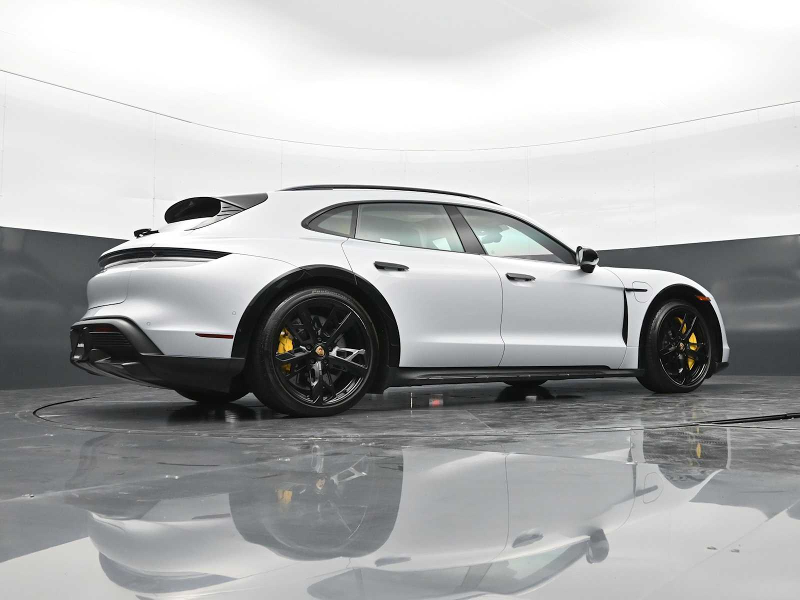 Thumbnail: 2023 Porsche Taycan - 45