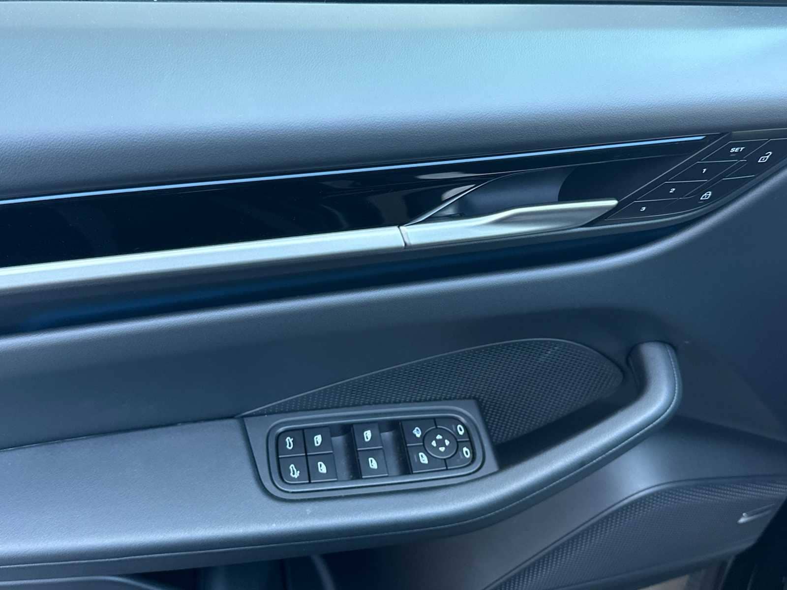 Thumbnail: 2025 Porsche Macan - 12