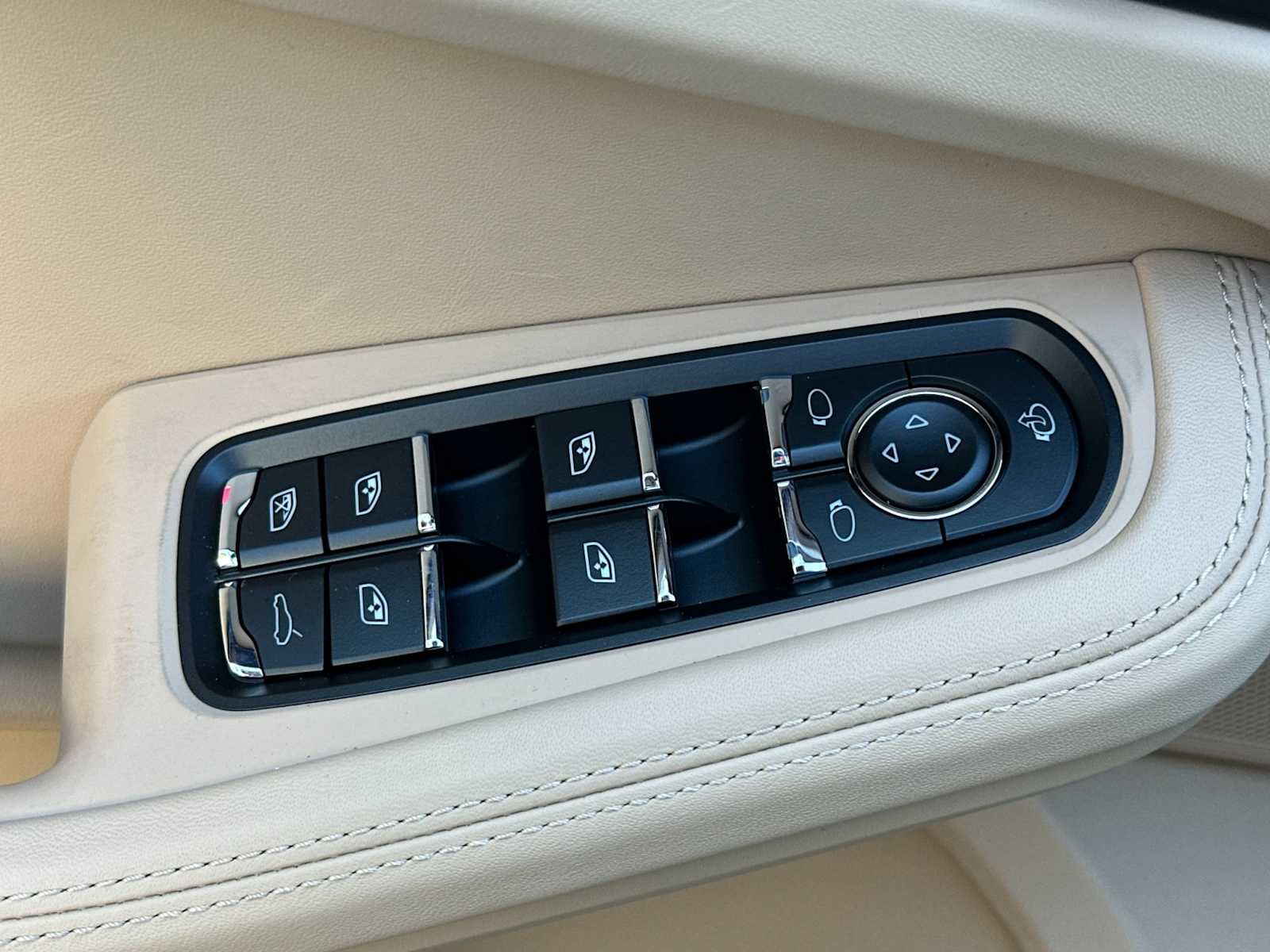 Thumbnail: 2026 Porsche Macan - 13