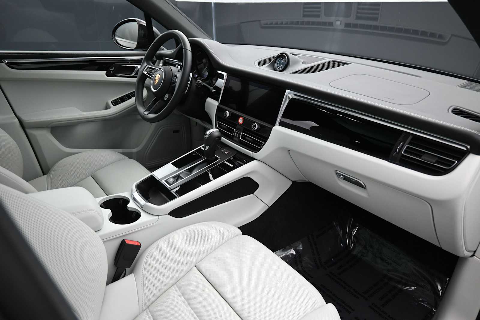 Thumbnail: 2026 Porsche Macan - 22