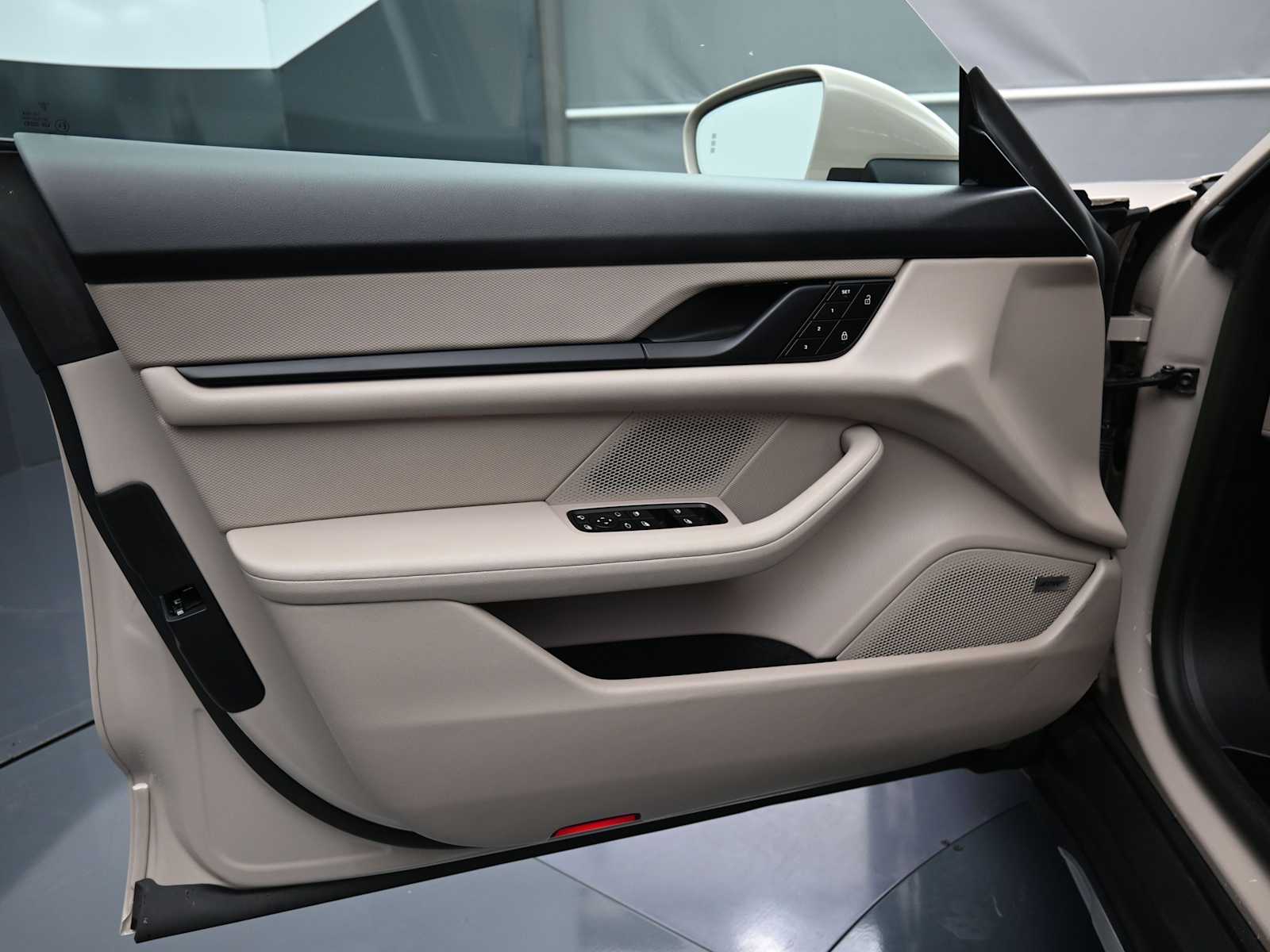 Thumbnail: 2023 Porsche Taycan - 7