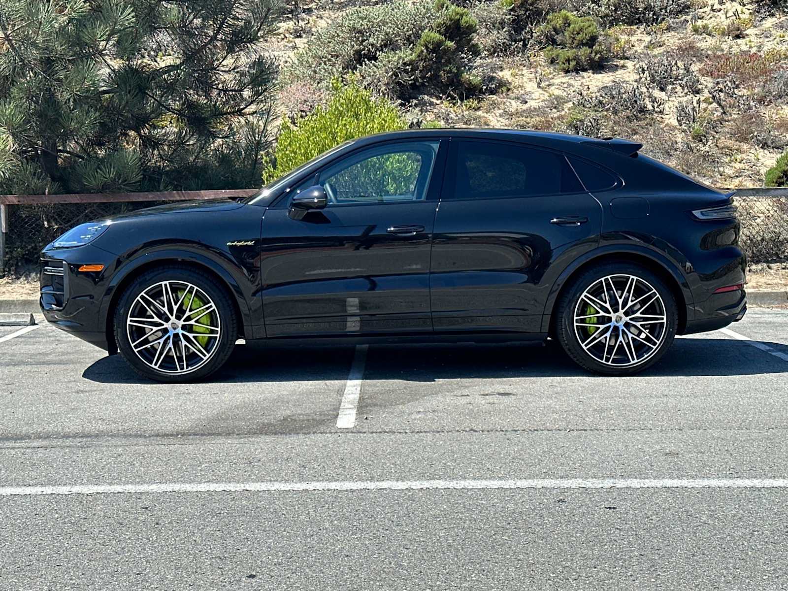 2025 Porsche Cayenne Turbo E-Hybrid photo 2