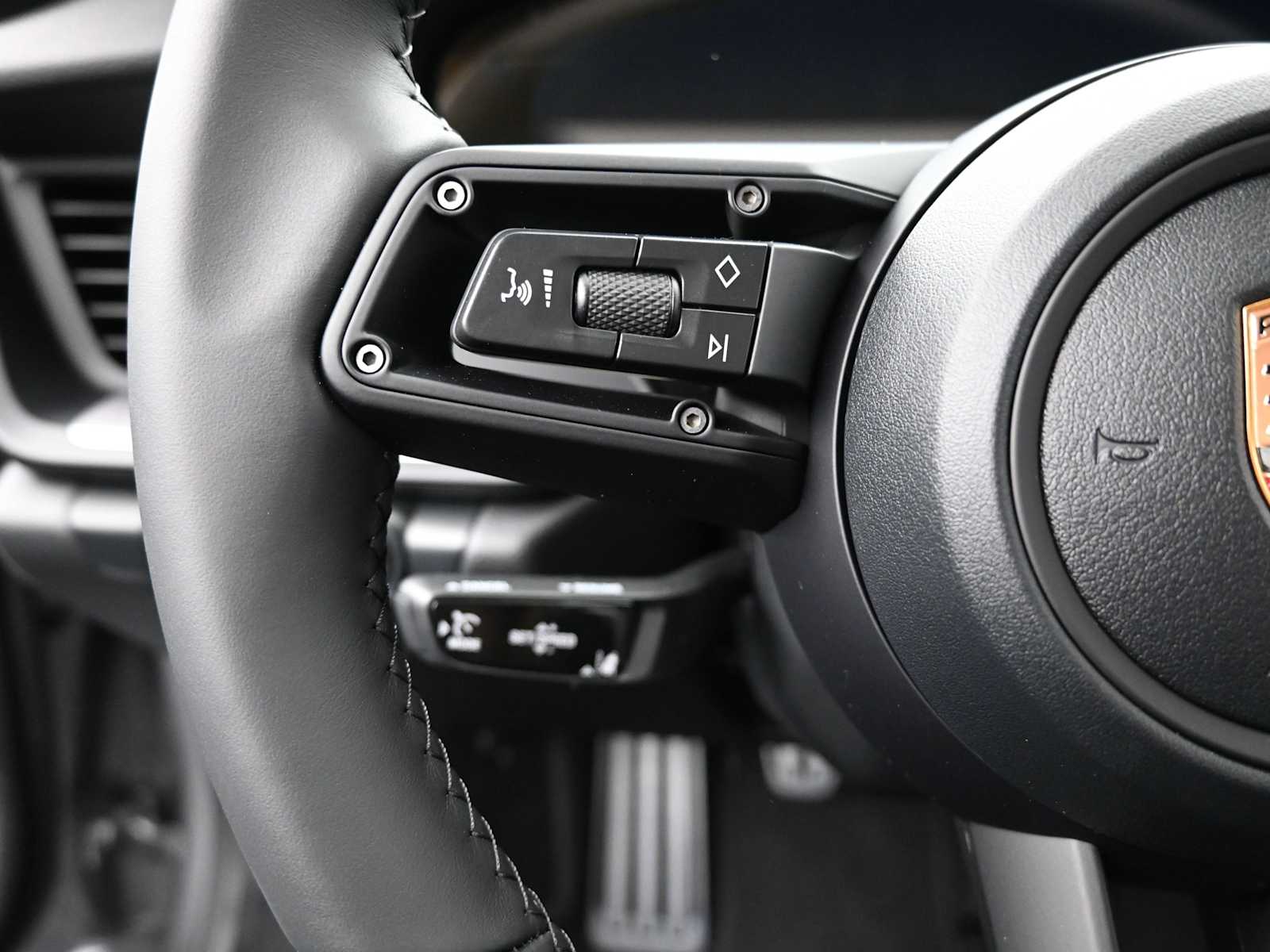 Thumbnail: 2026 Porsche 911 - 10