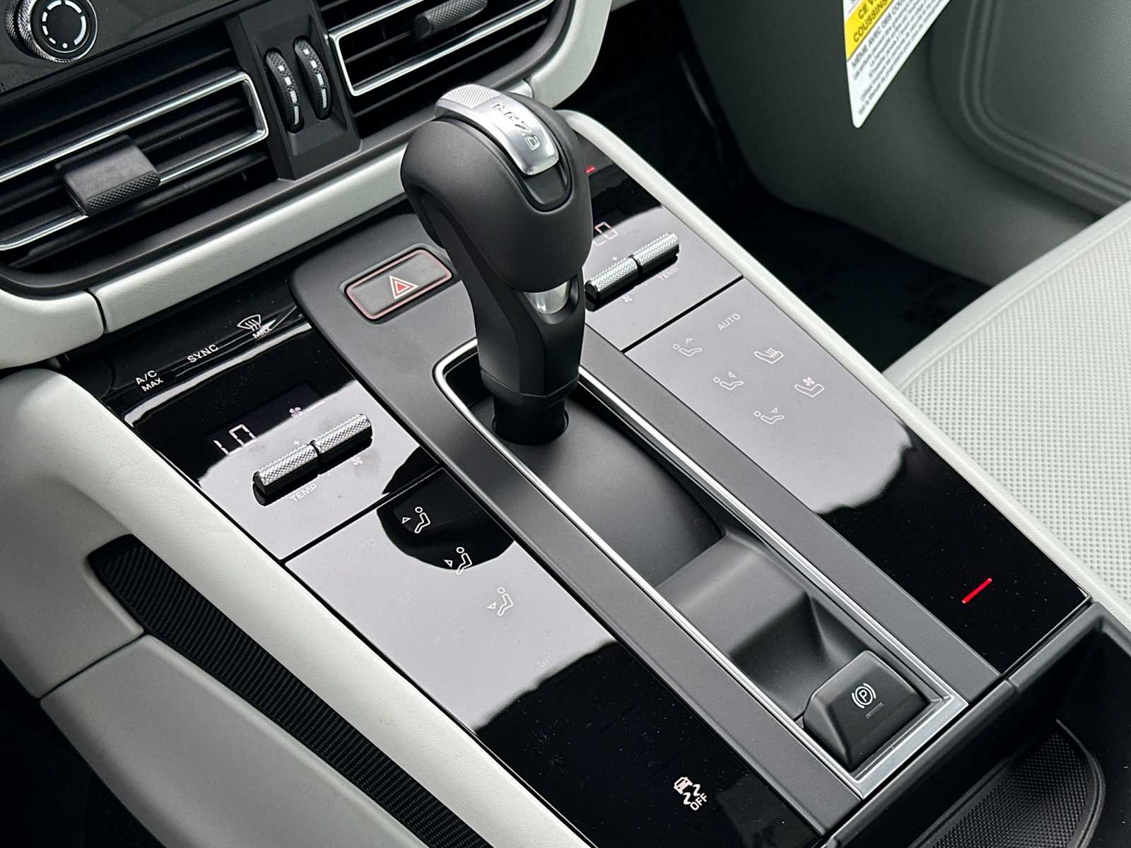 Thumbnail: 2025 Porsche Macan - 21