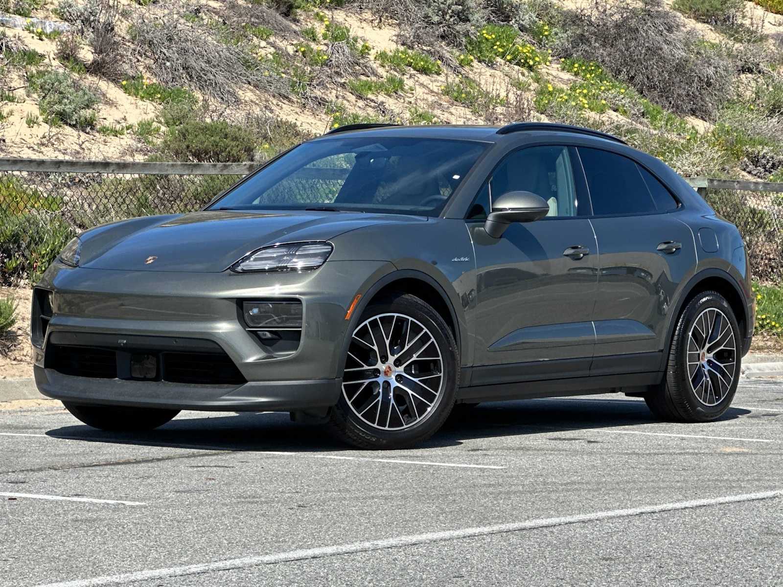 Thumbnail: 2026 Porsche Macan - 1