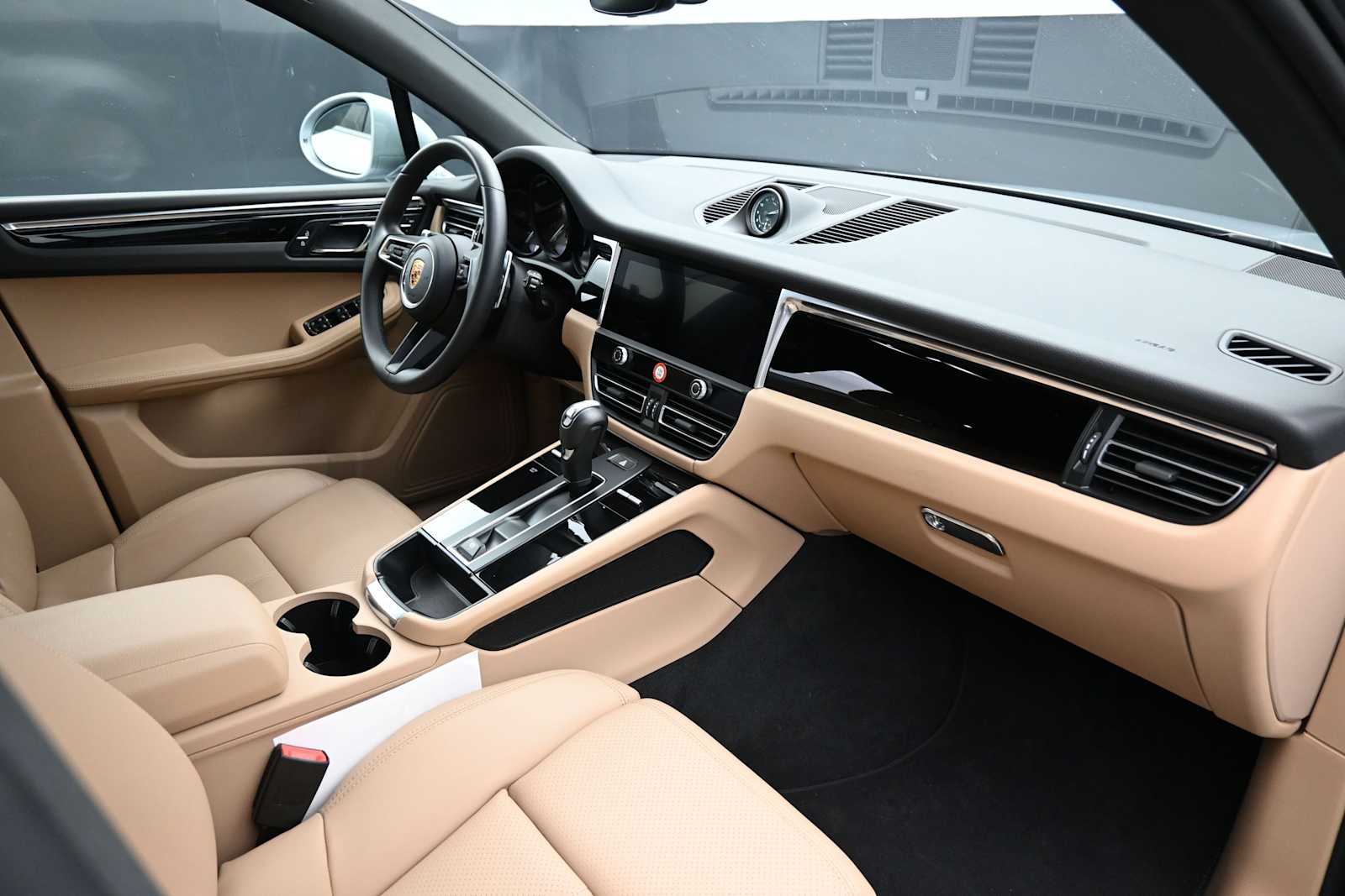 Thumbnail: 2025 Porsche Macan - 21