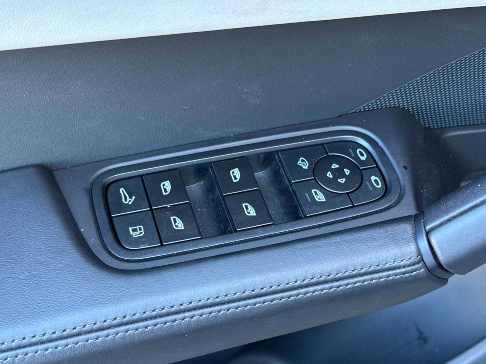 Thumbnail: 2025 Porsche  - 13