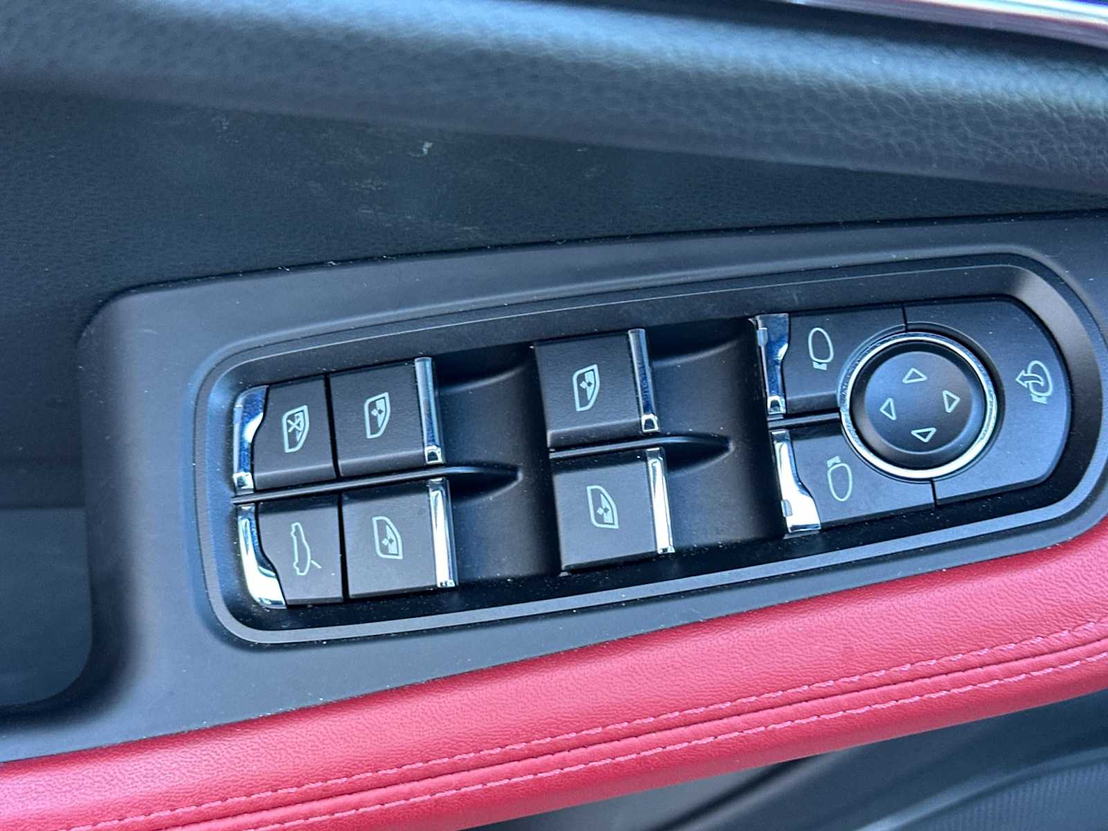 Thumbnail: 2025 Porsche Macan - 13