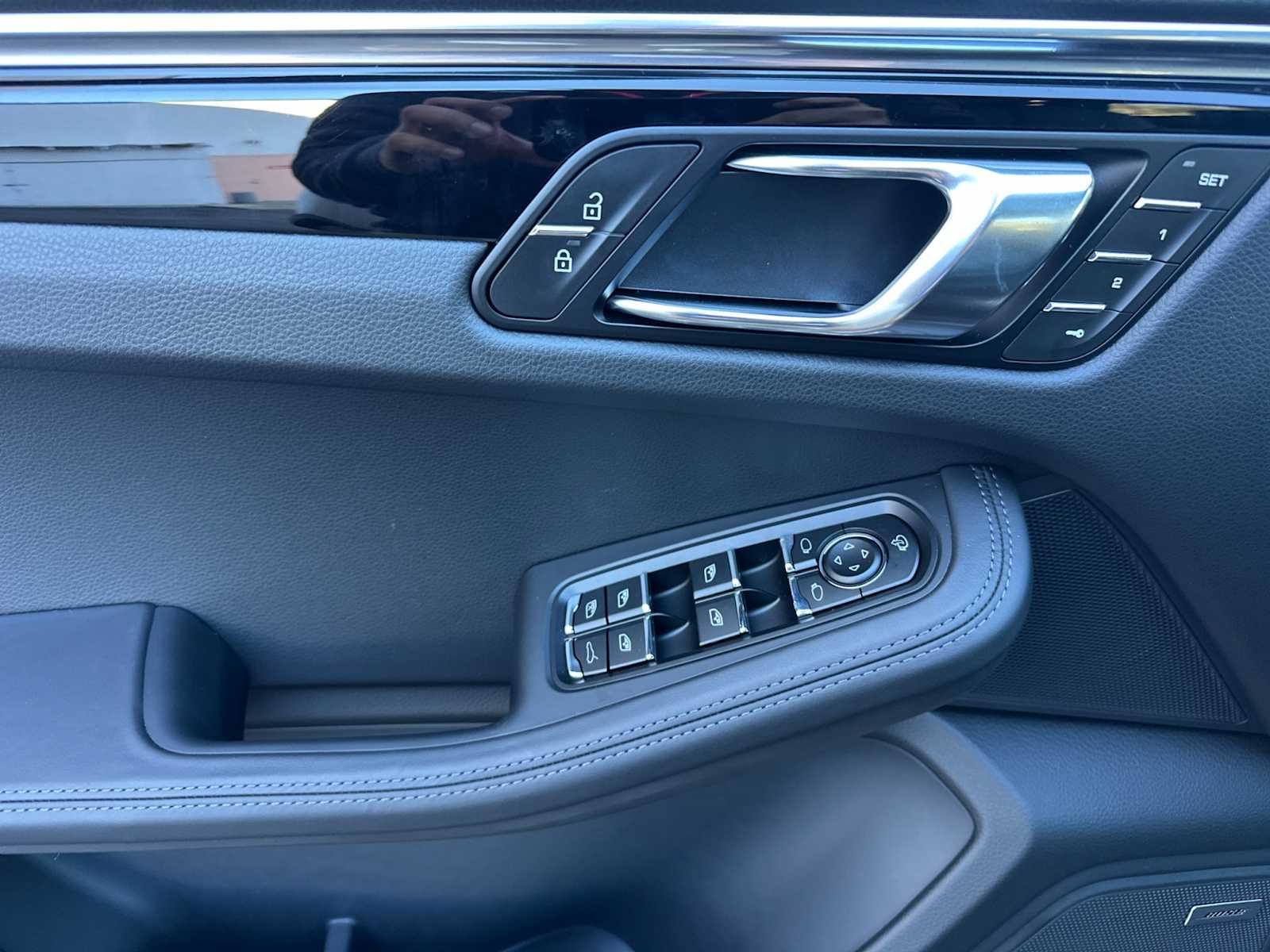 Thumbnail: 2026 Porsche Macan - 12