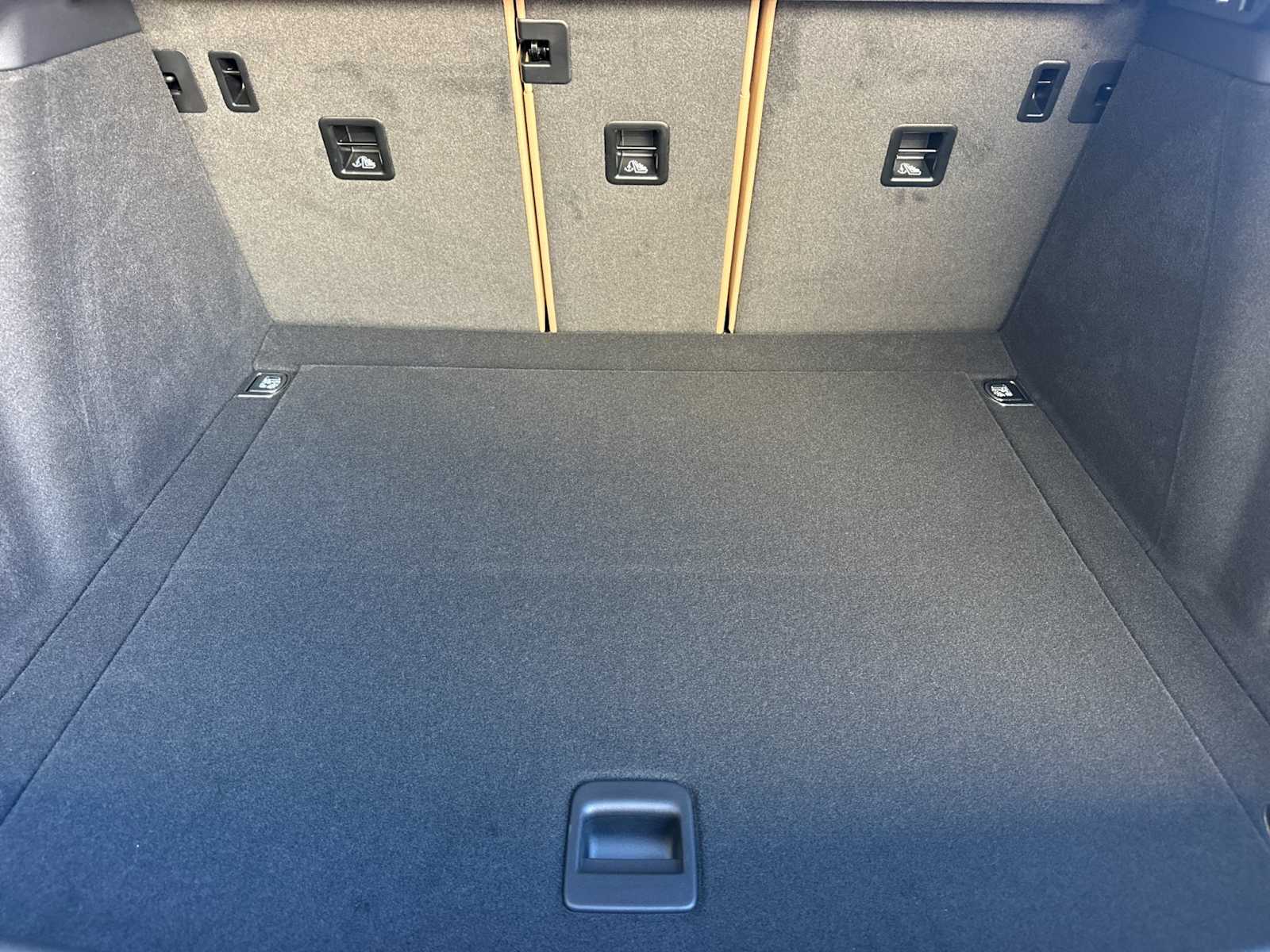 Thumbnail: 2026 Porsche Macan - 16